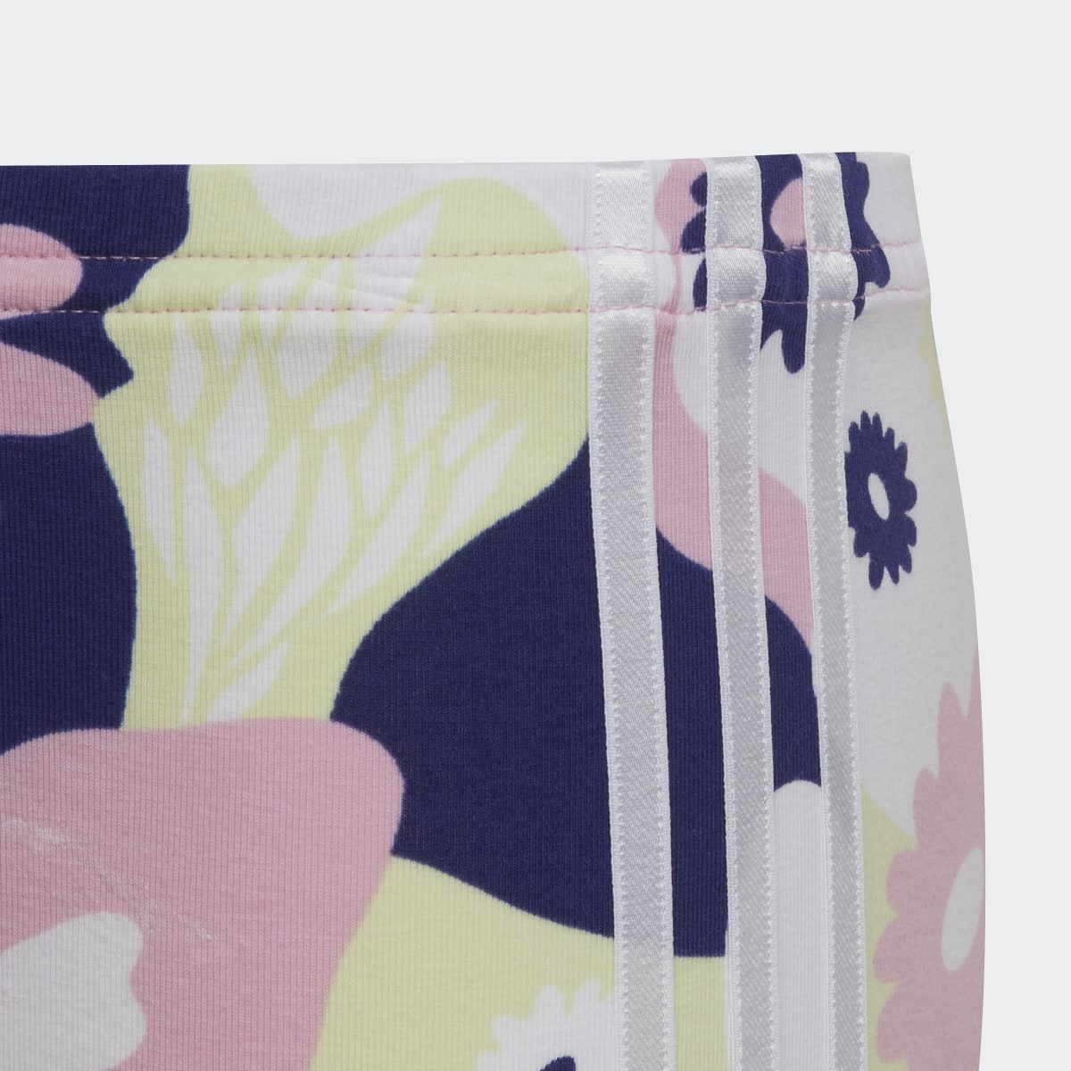 Adidas Allover Flower Print Radlerhose. 4