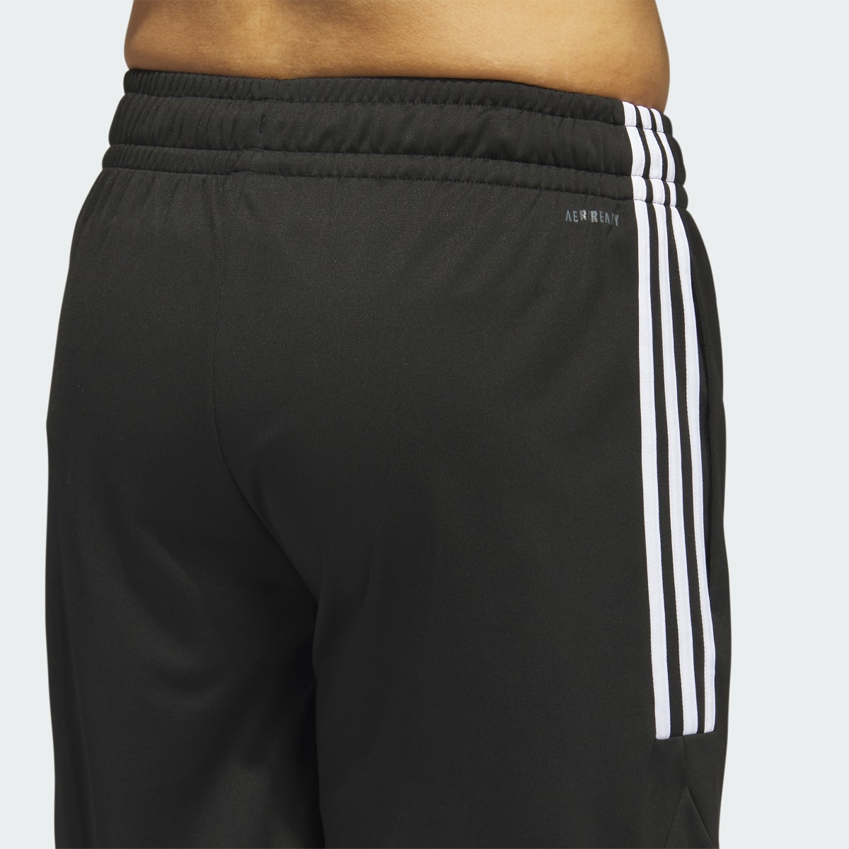 Adidas Shorts de Básquet Legends 3 Franjas. 6