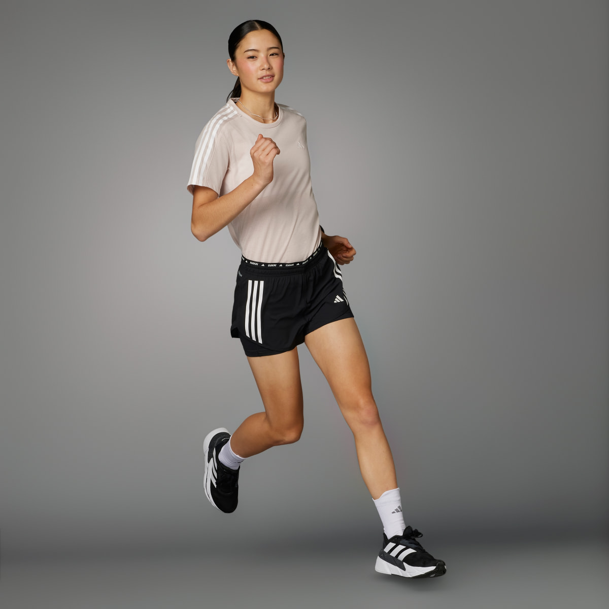 Adidas Own the Run 3-Streifen 2-in-1 Shorts. 8