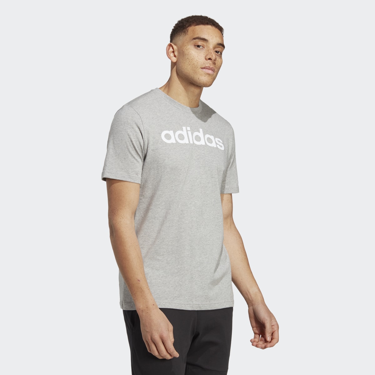 Adidas Playera Essentials Logo Lineal Bordado Tejido Jersey. 4