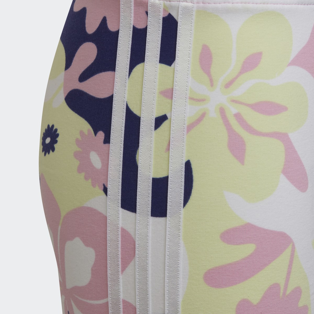 Adidas Allover Flower Print Radlerhose. 5