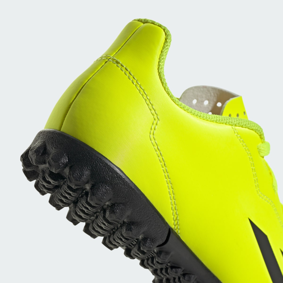 Adidas Botas de Futebol X Crazyfast Club – Piso sintético. 9