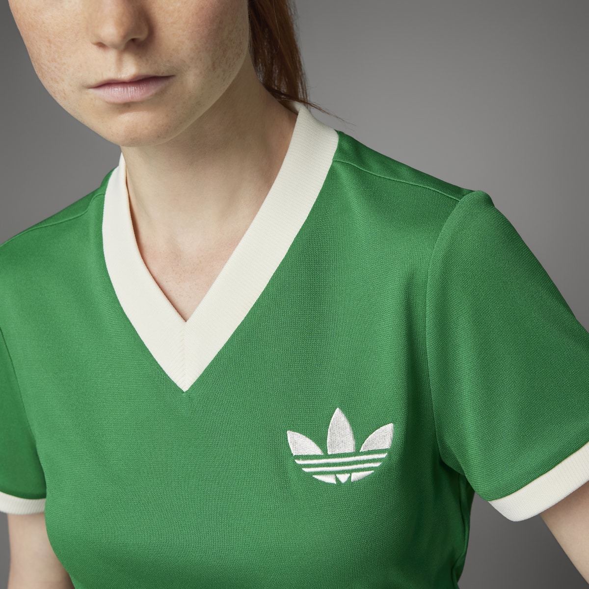 Adidas T-shirt à col en V Adicolor Heritage Now. 5