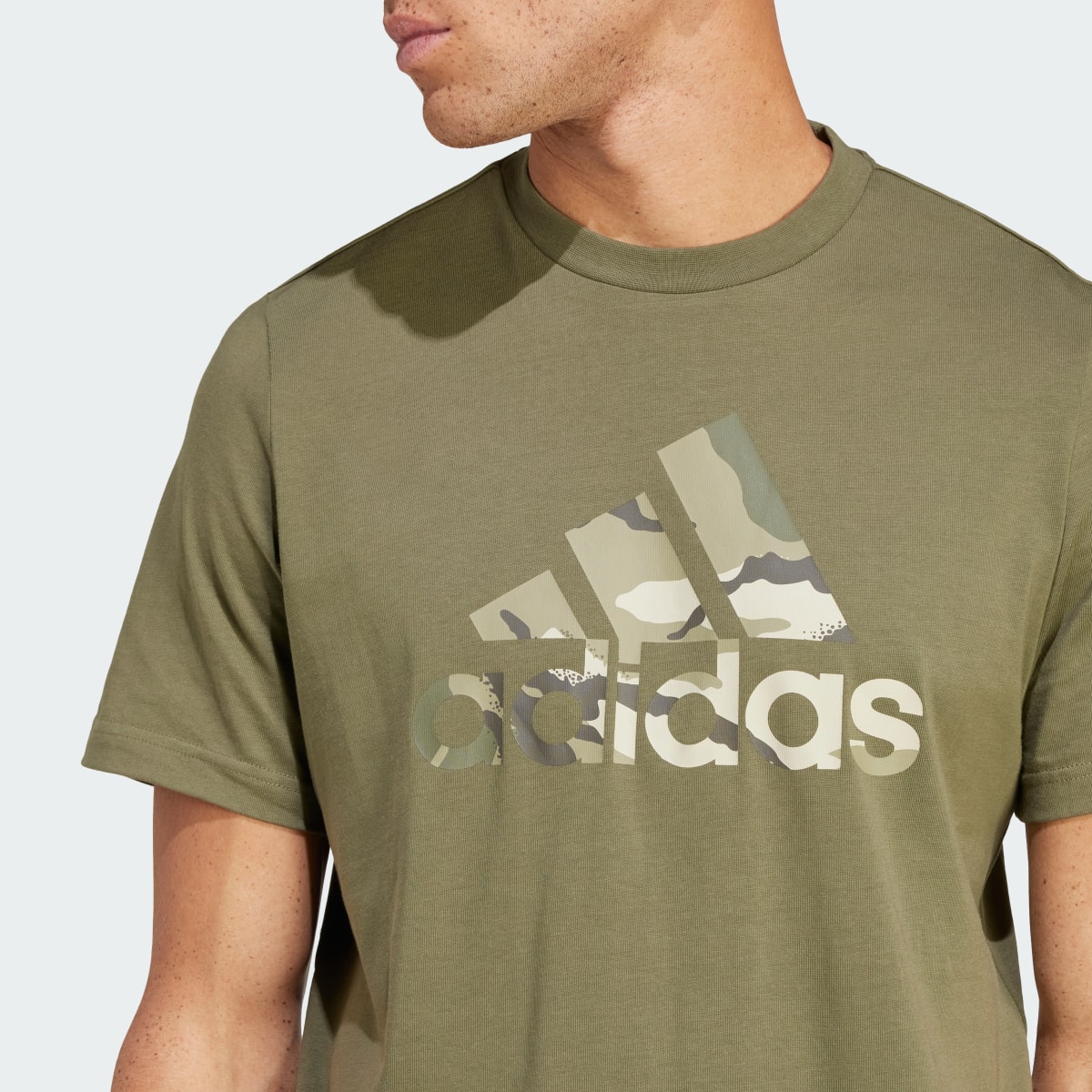 Adidas T-shirt graphique Camo Badge of Sport. 6