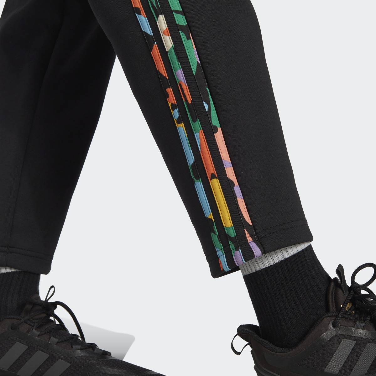 Adidas Graphic Hose. 6