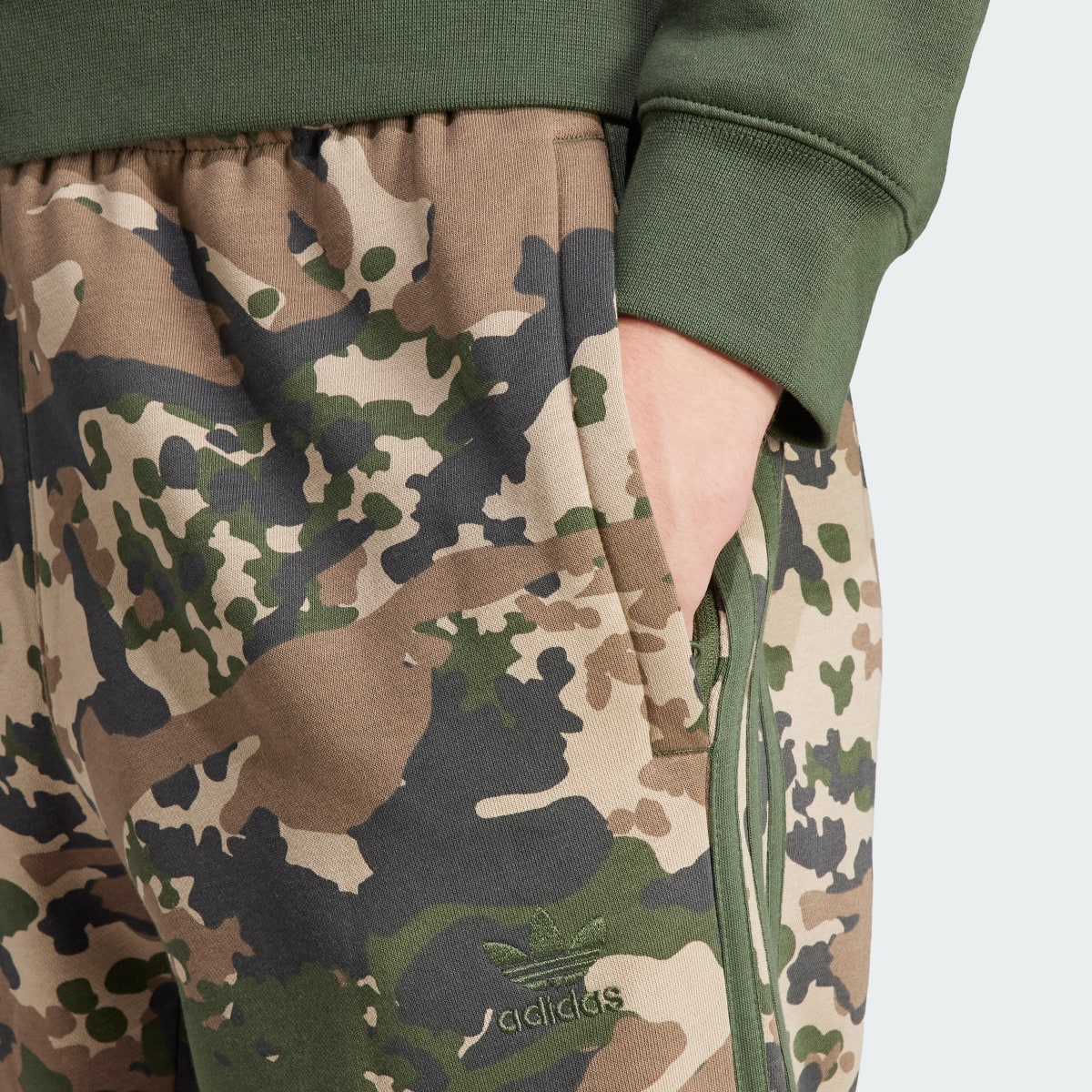 Adidas Pantalon de survêtement graphique à motif camouflage. 5