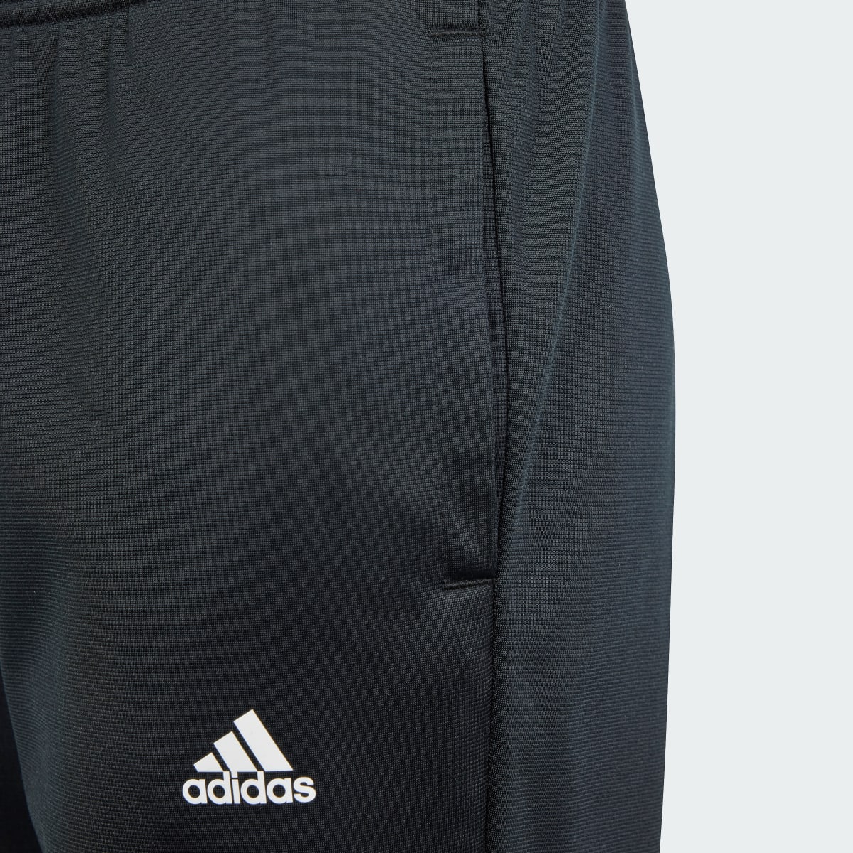 Adidas Conjunto Essentials Big Logo. 9