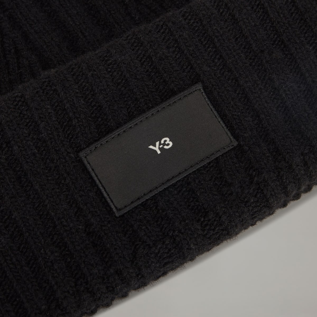 Adidas Bonnet maillé Y-3. 4