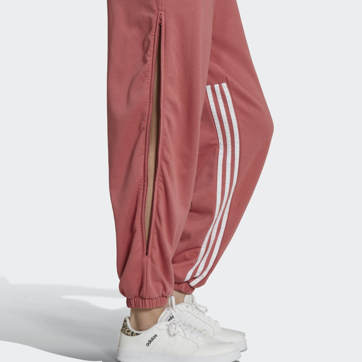 Adidas Pantaloni jogger Hyperglam 3-Stripes Oversized Cuffed with Side Zippers. 6