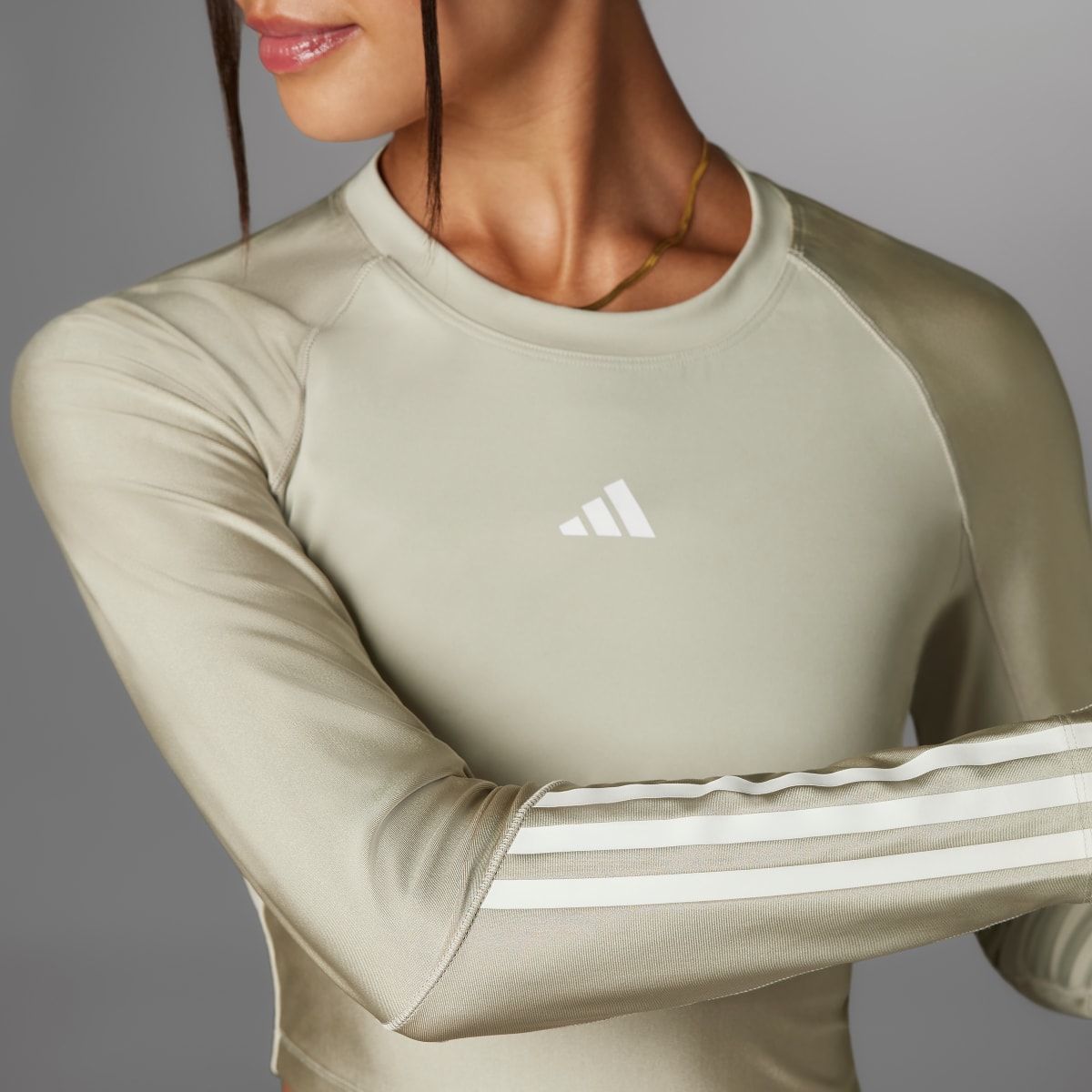 Adidas T-shirt manches longues court de training Hyperglam Shine. 7