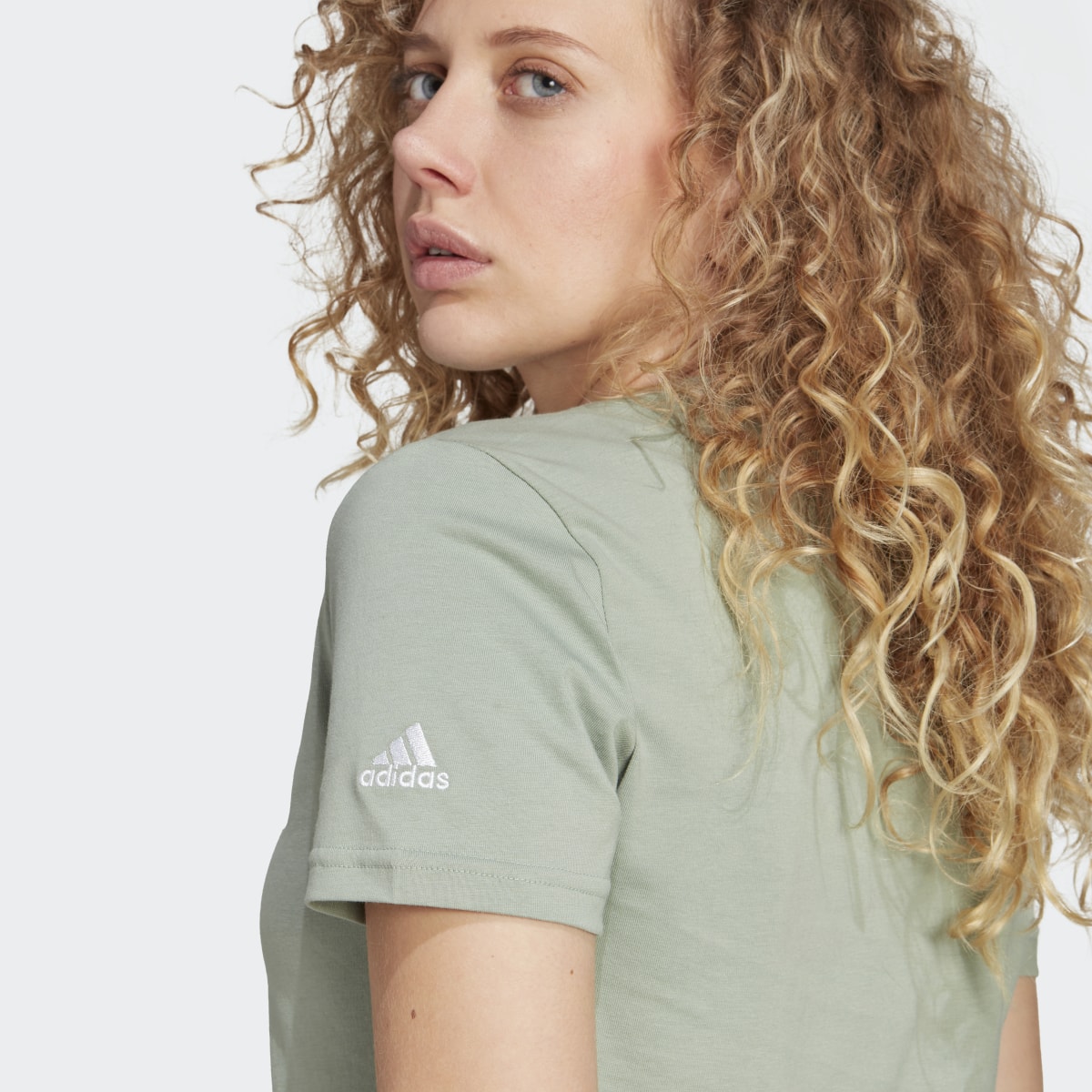 Adidas LOUNGEWEAR Essentials Slim Logo Tişört. 7