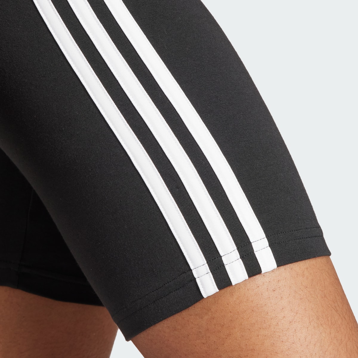 Adidas Essentials 3-Streifen kurze Tight. 6