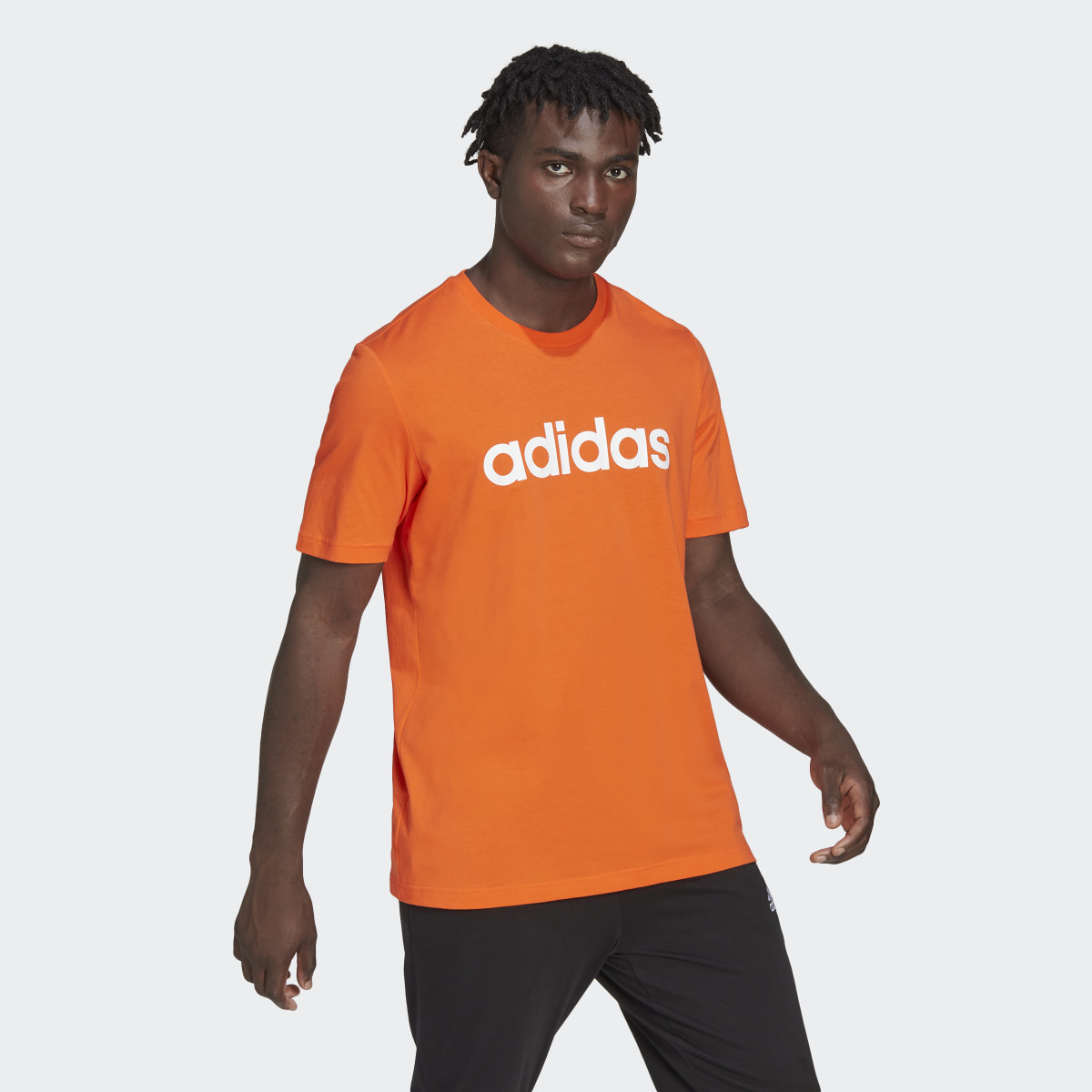 Adidas Essentials Embroidered Linear Logo Tişört. 4