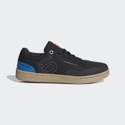 Product color: Core Black / Carbon / Red