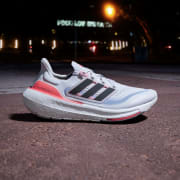 Color del artículo: Cloud White / Core Black / Solar Red