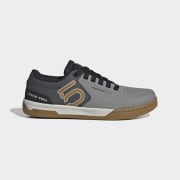 Color del artículo: Grey Three / Bronze Strata / Core Black