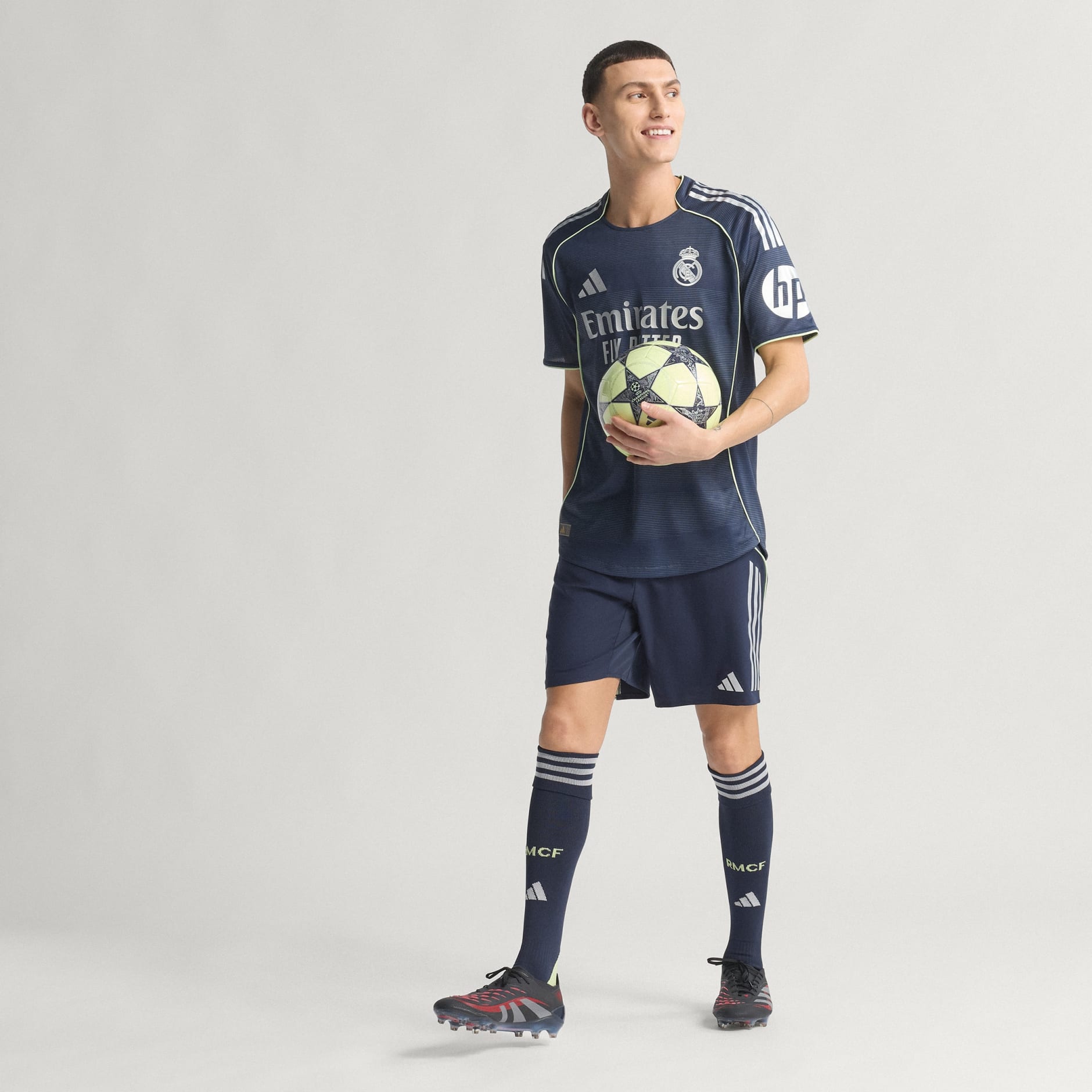 قميص ريال مدريد الأصلي خارج الأرض للموسم 25/26