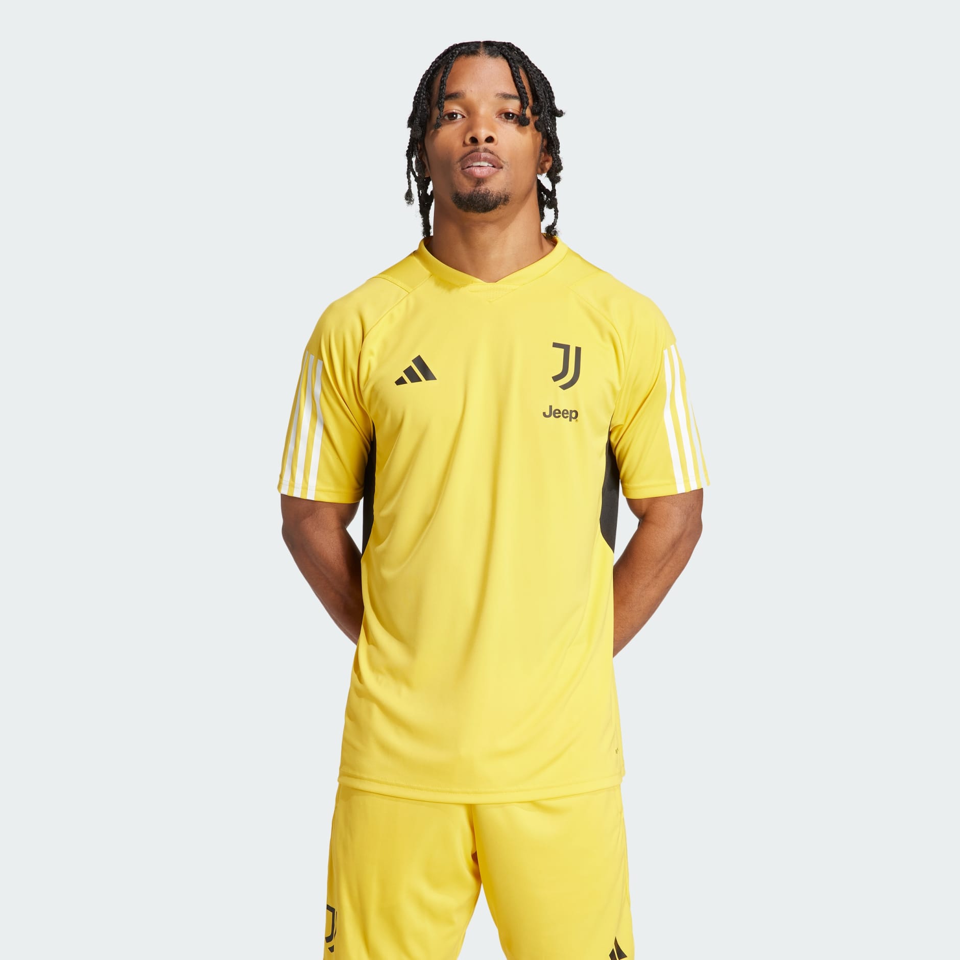 Juventus deals training jersey