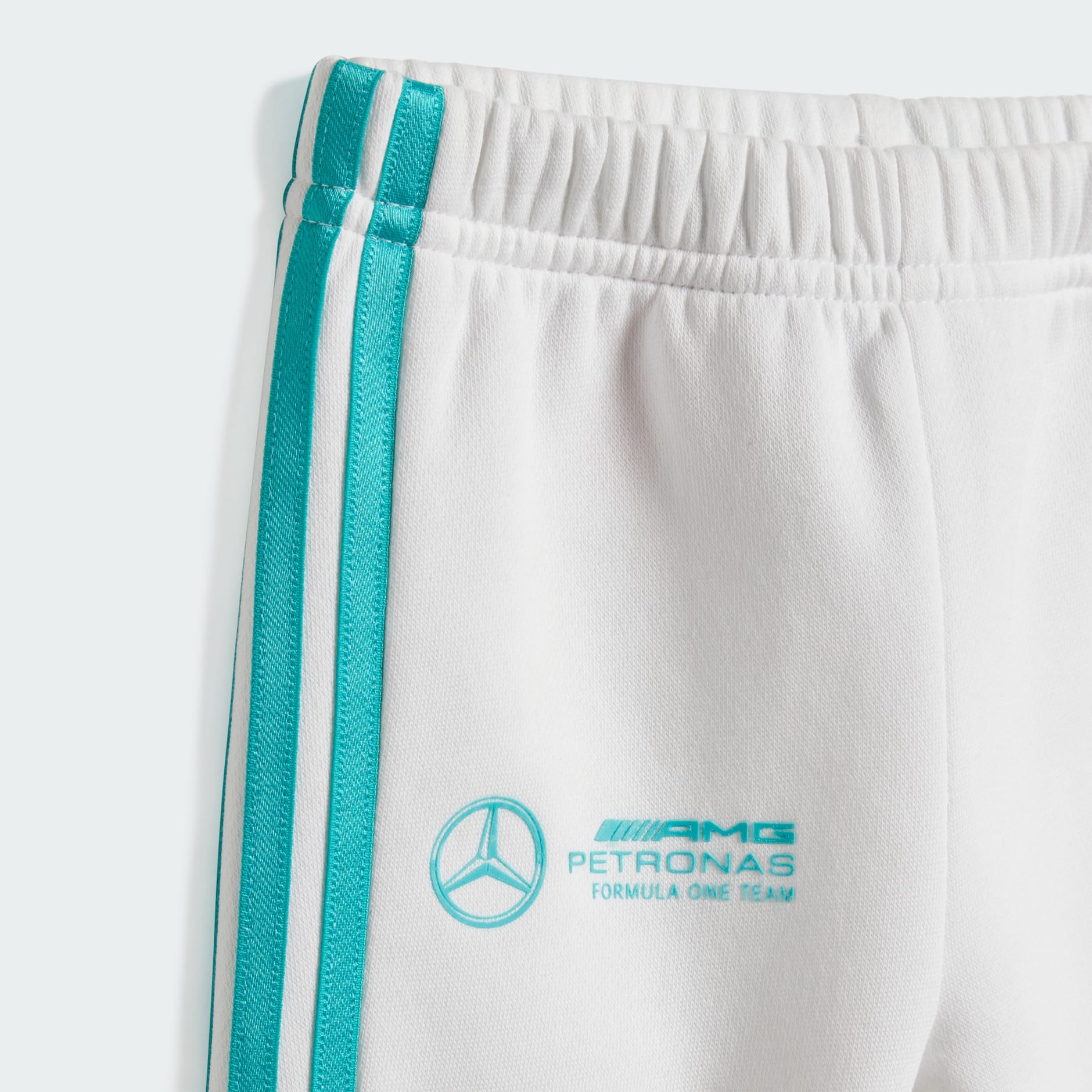 SET JOGGER MERCEDES - AMG PETRONAS FORMULA ONE TEAM DNA CU M&Acirc;NECĂ LUNGĂ PENTRU COPII