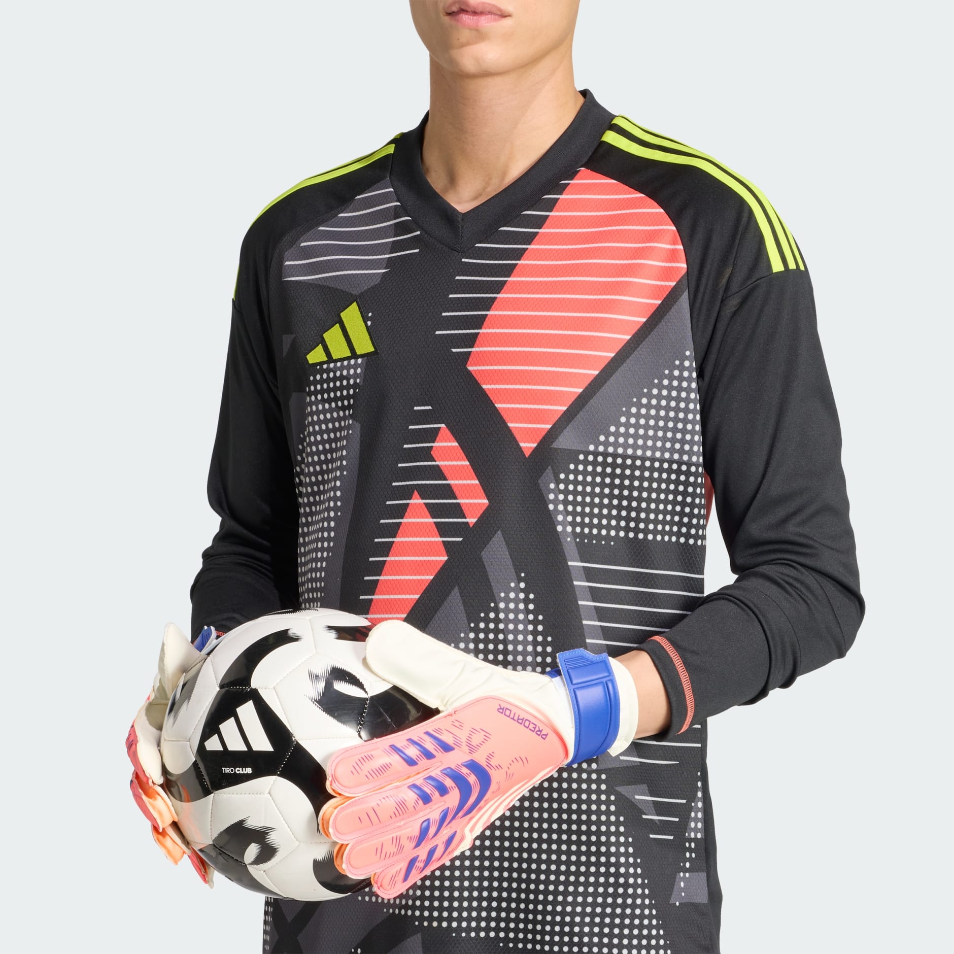 قفازات حارس المرمى للتدريب من Predator.