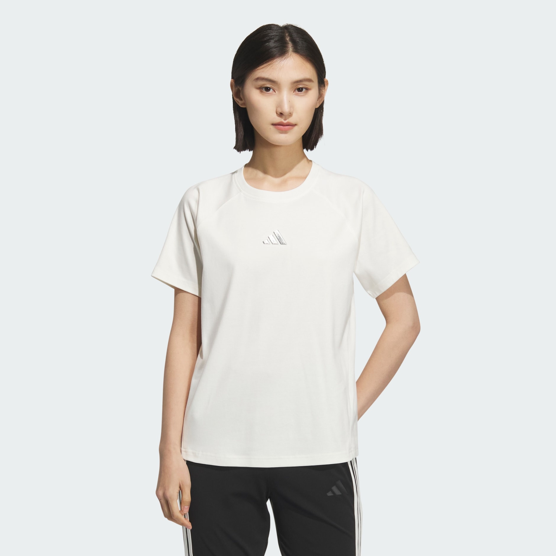 必備短袖標誌 T 恤