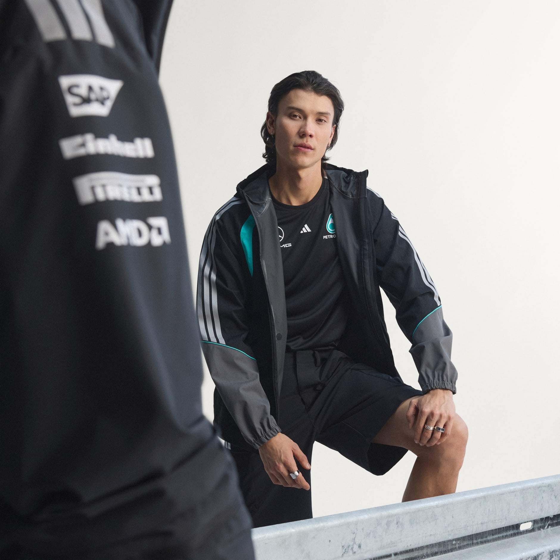 JAKNA ZA KI&Scaron;U MERCEDES - AMG PETRONAS FORMULA 1 TEAM MECHANICS