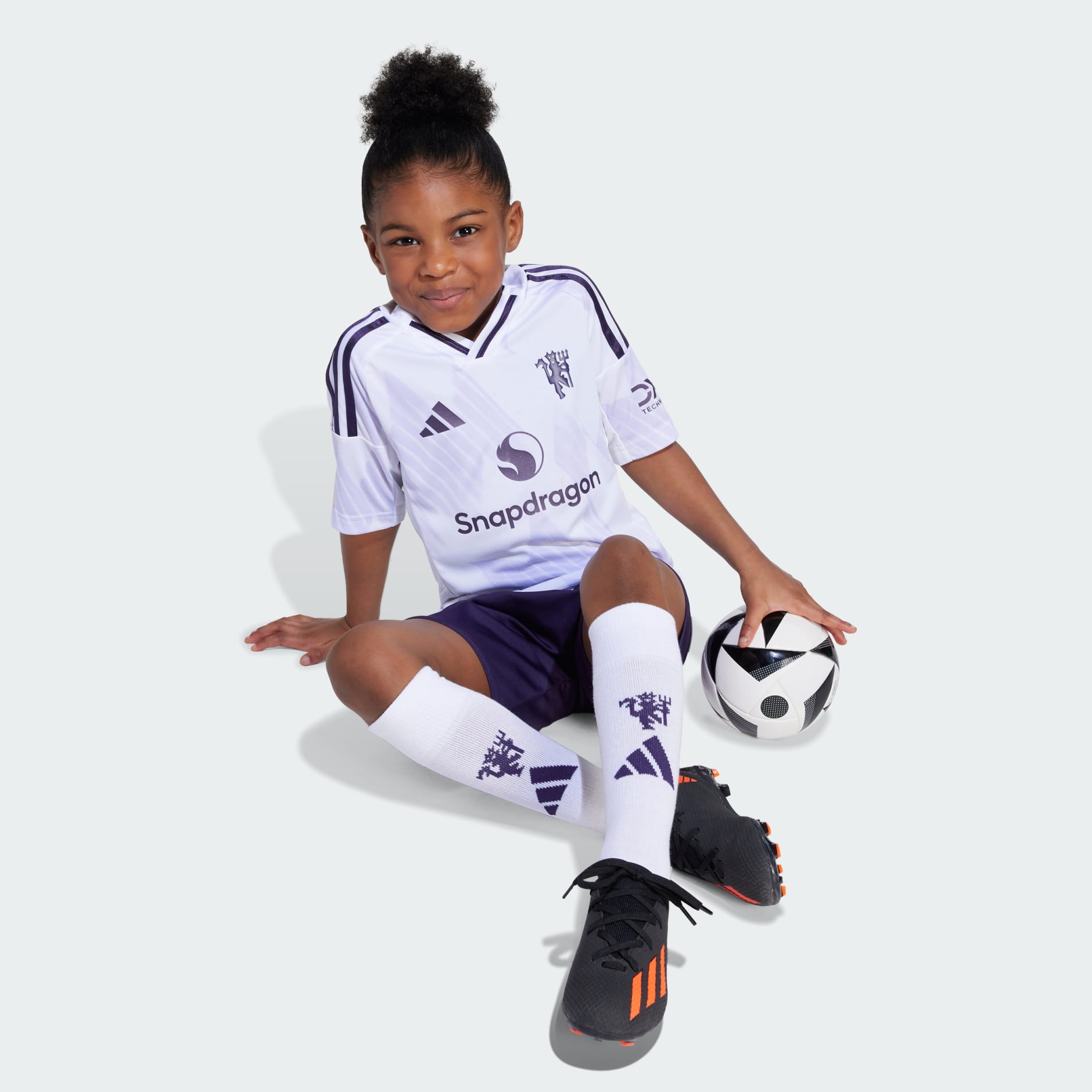 Echipament mini de deplasare Manchester United 25/26 pentru copii