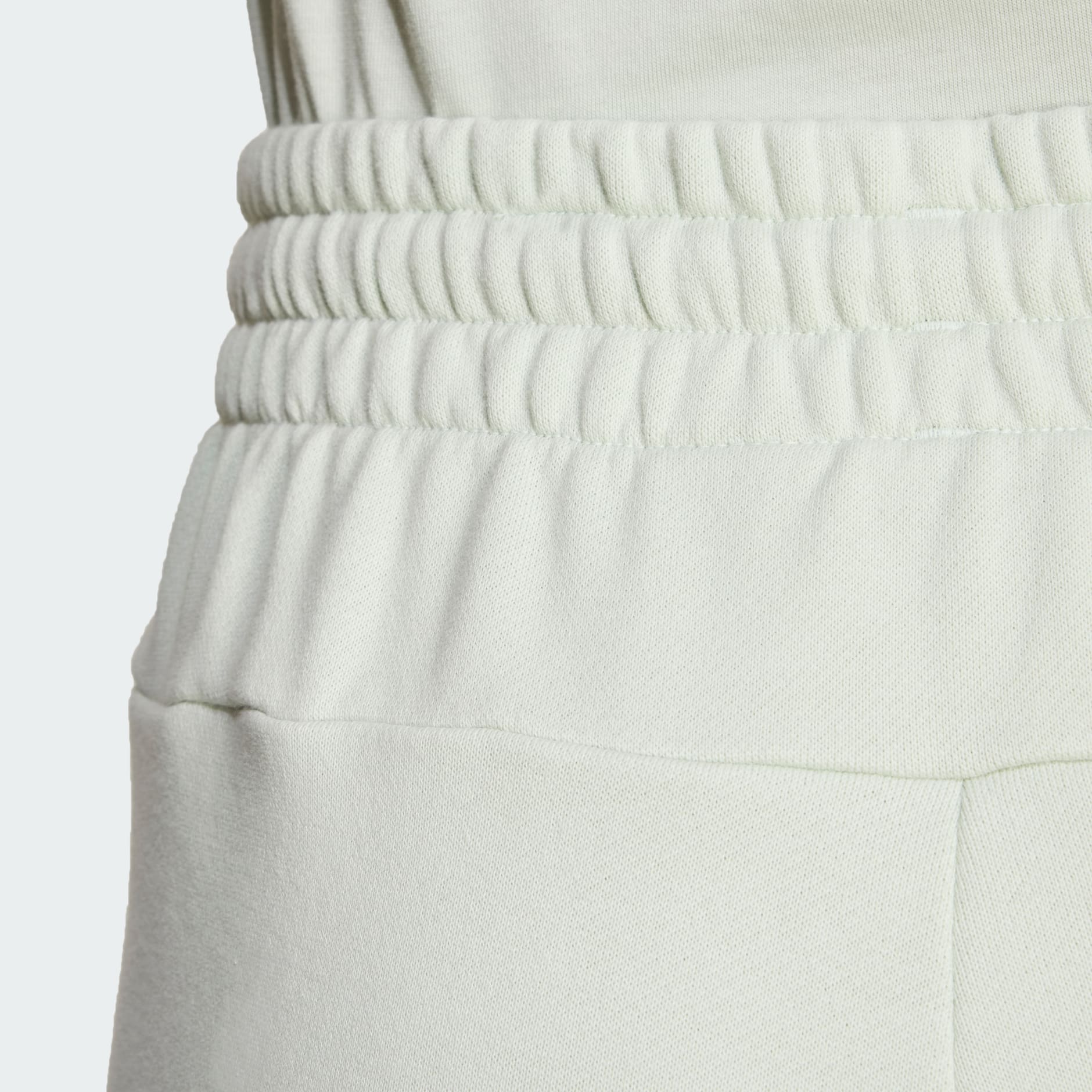 Pantaloni scurți flaușați Essentials cu linii simple