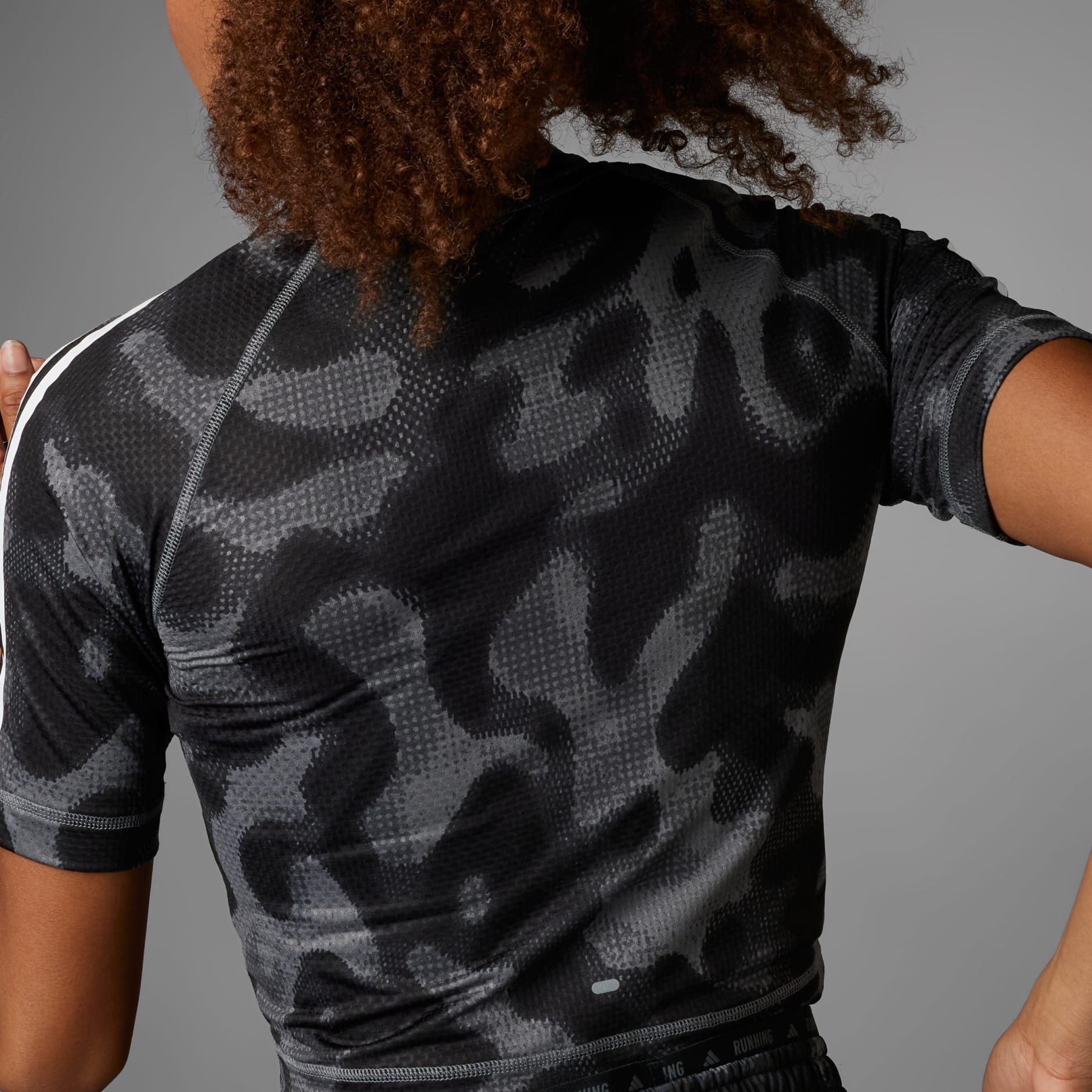 חולצת טי שירט Own the Run 3-Stripes Allover Print