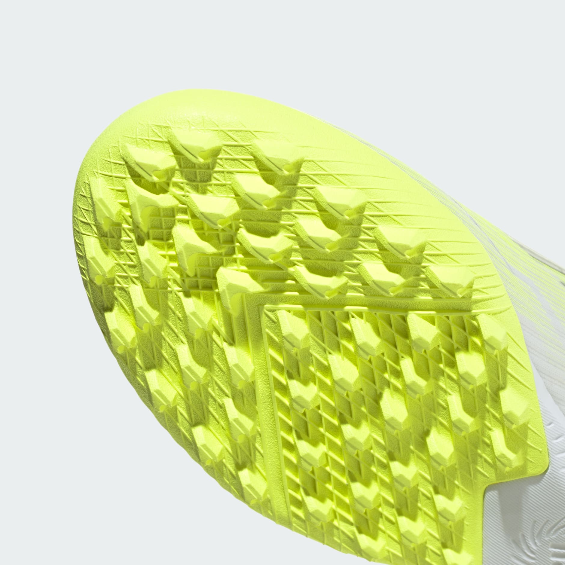 Guayos F50 SPARKFUSION CLUB Corte Medio Pasto Sint&eacute;tico para Mujer