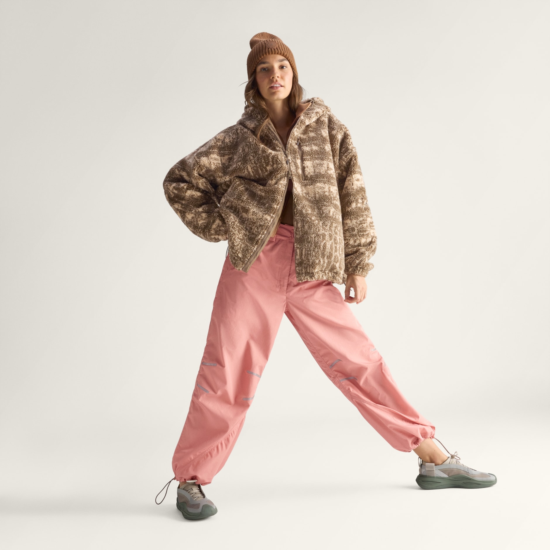 Hanorac din fleece pentru iarnă adidas By Stella McCartney cu fermoar de sus p&acirc;nă jos și imprimeu