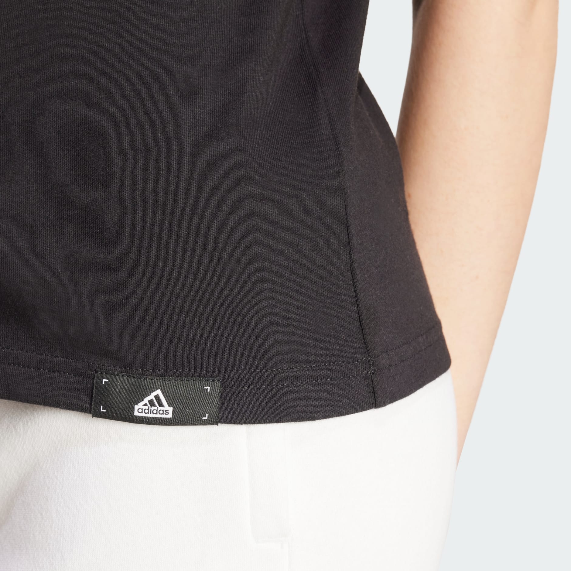 T-shirt graphique Modern Essentials