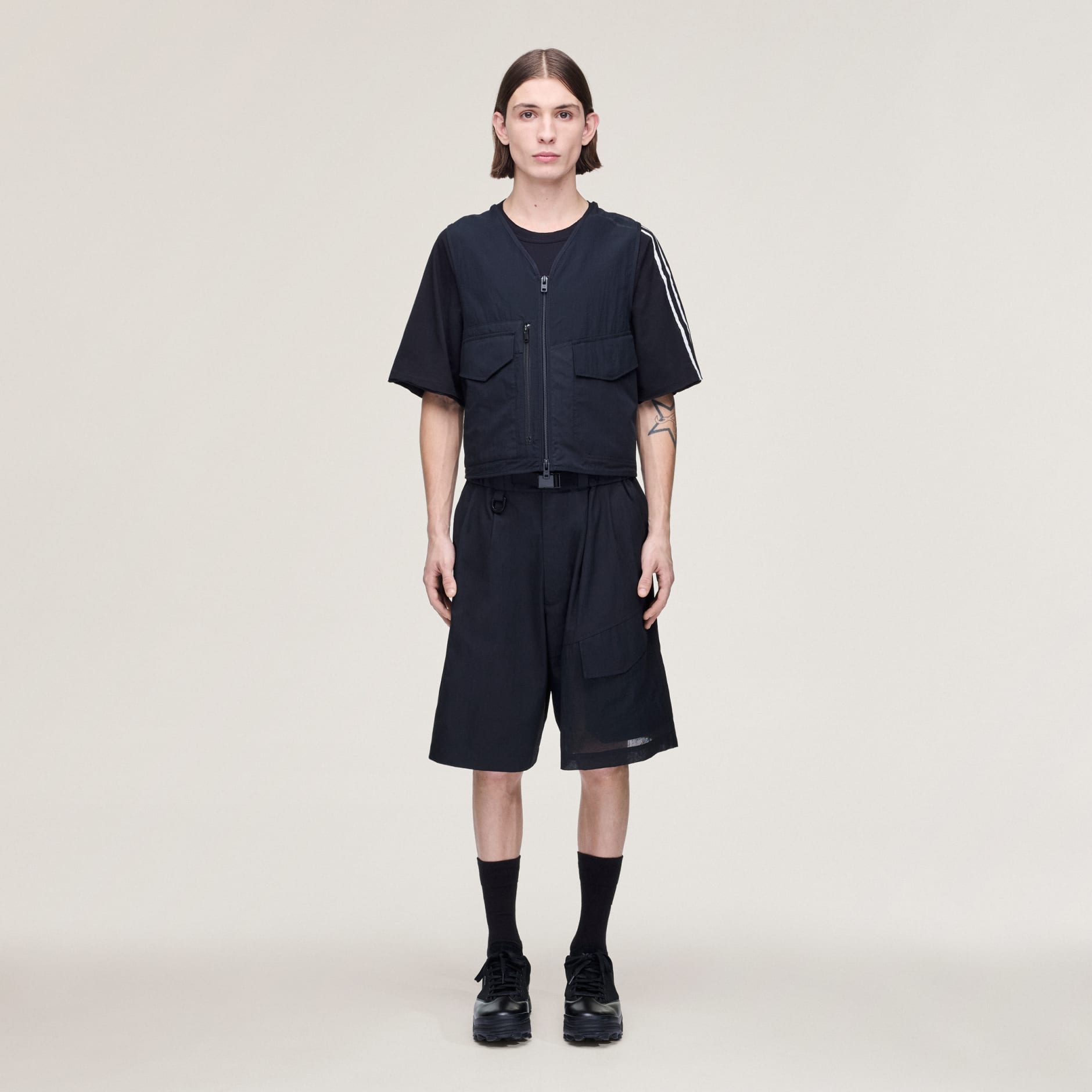 PANTALONI SCURȚI CU PICIOARE LATE Y-3 UT