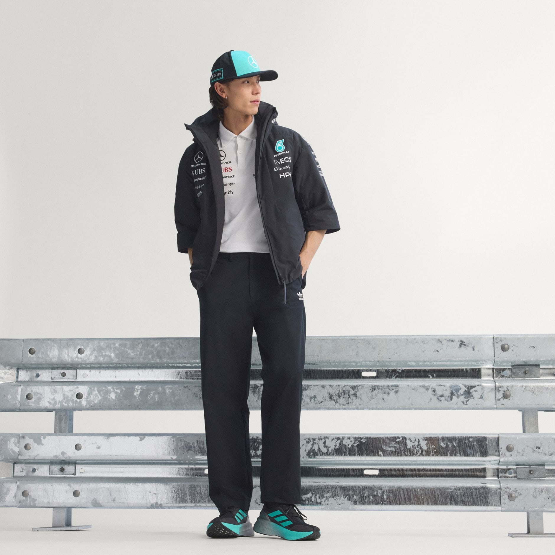 JACHETĂ MERCEDES - AMG PETRONAS FORMULA 1 TEAM ENGINEERS