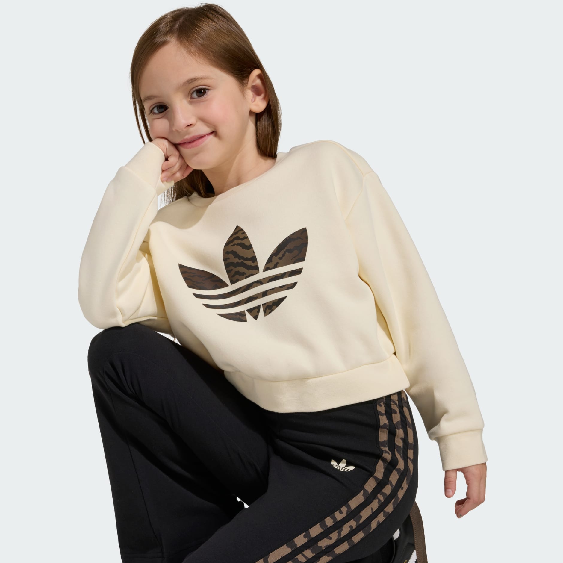 KOMPLET SA &Scaron;IROKOM SKRAĆENOM MAJICOM