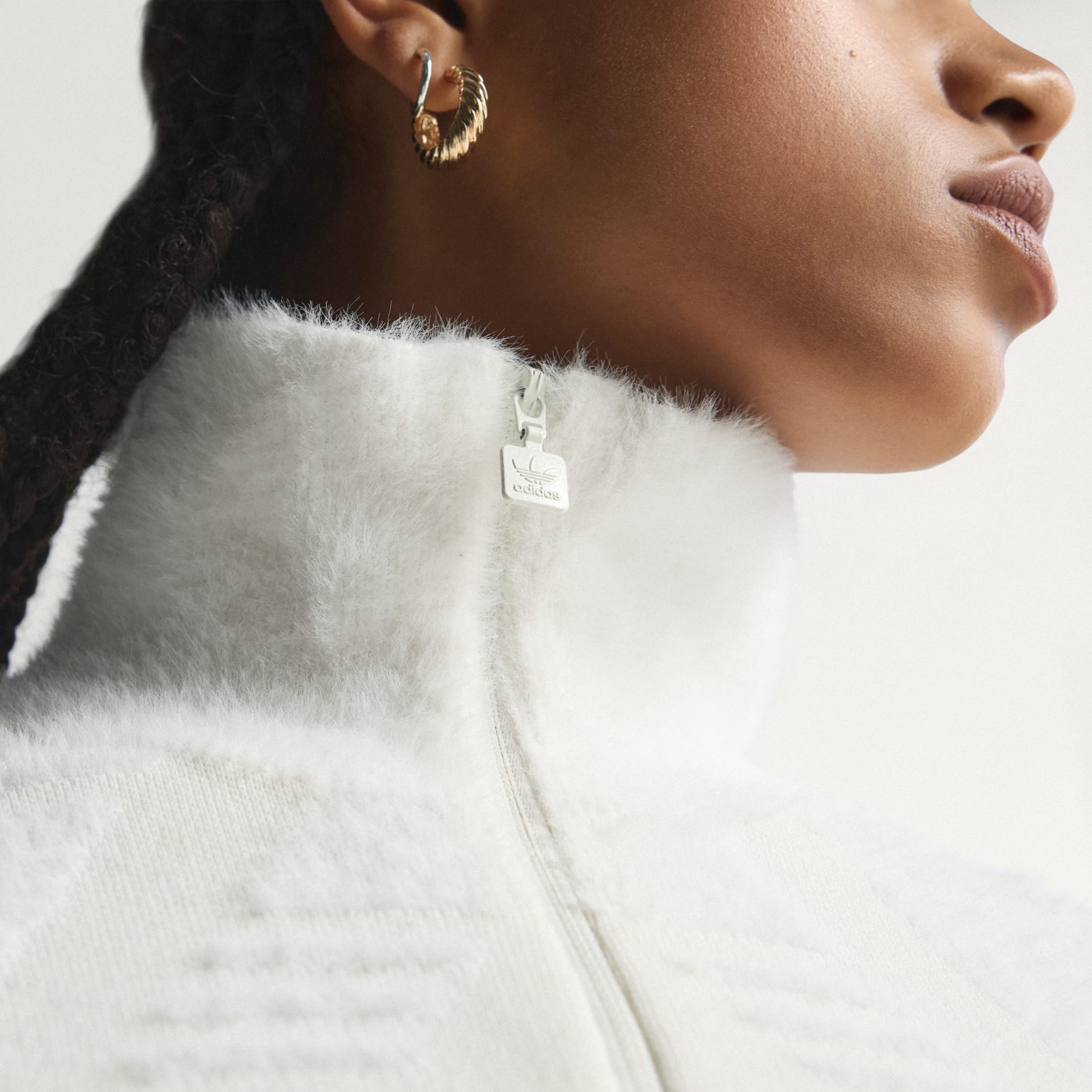 PULOVER TRICOTAT CU FERMOAR PE JUMĂTATE