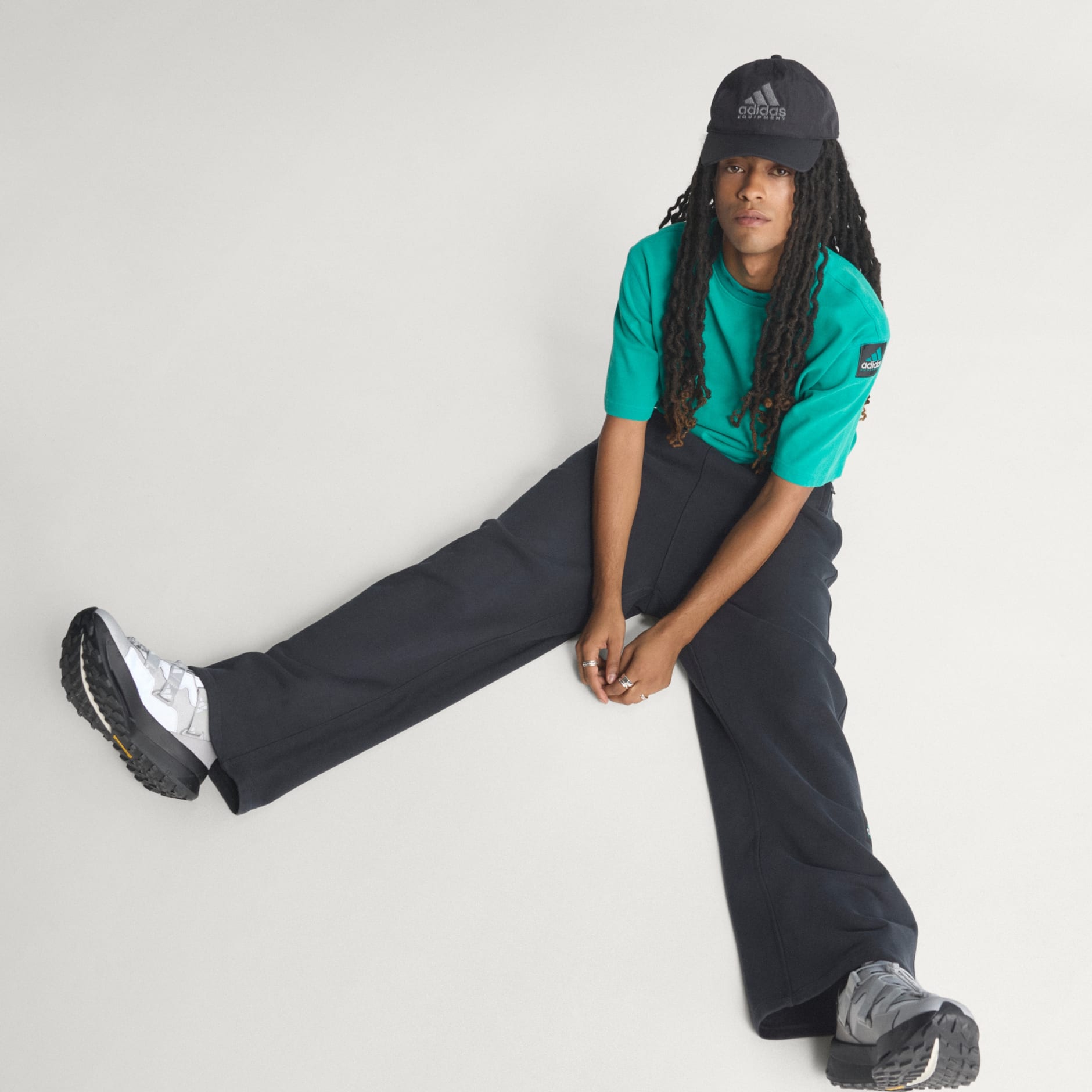 PANTALONI SPORT ADIDAS EQUIPMENT CU TIV DESCHIS