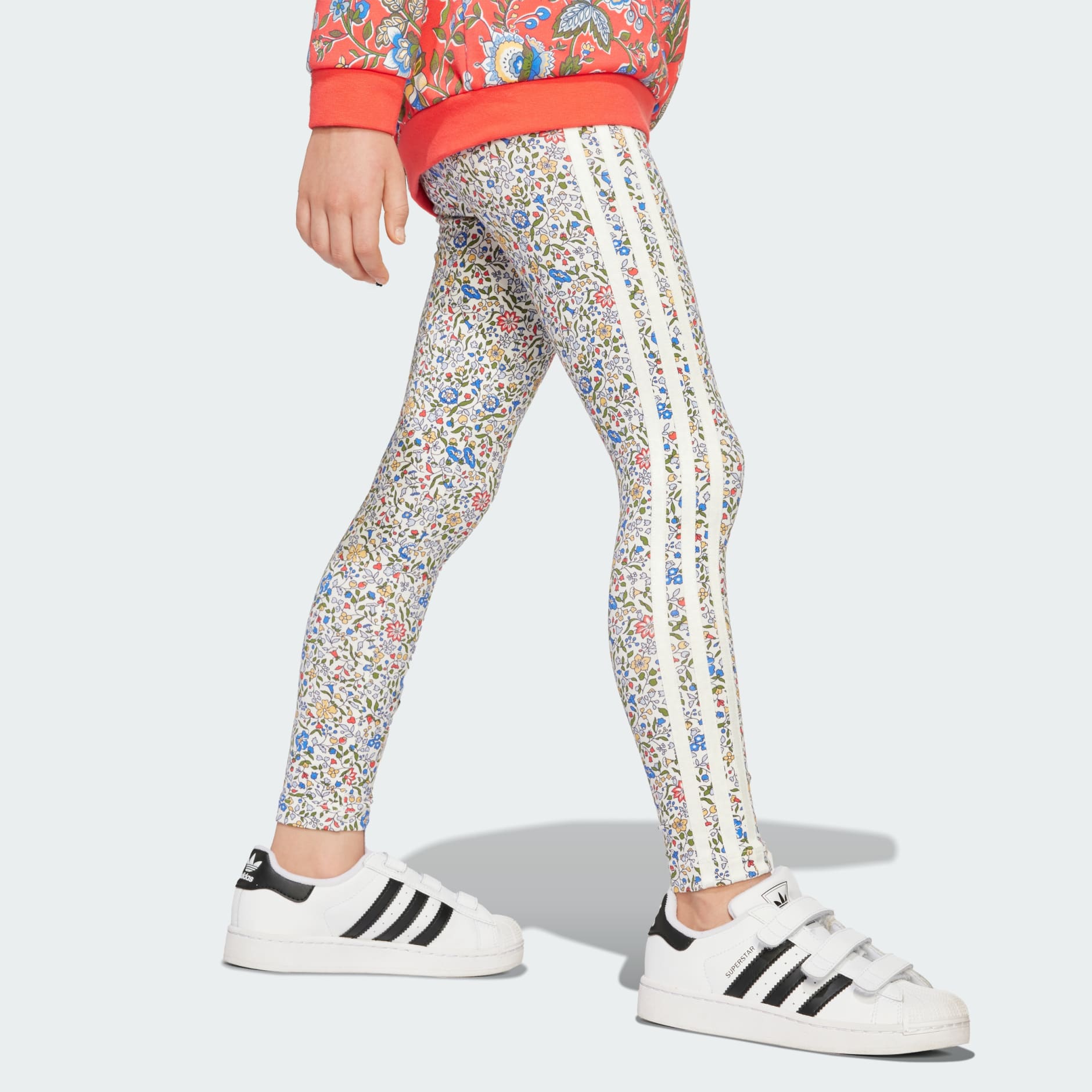 طقم adidas Originals x Liberty London للأطفال مكون من كنزة وبنطال ضيّق