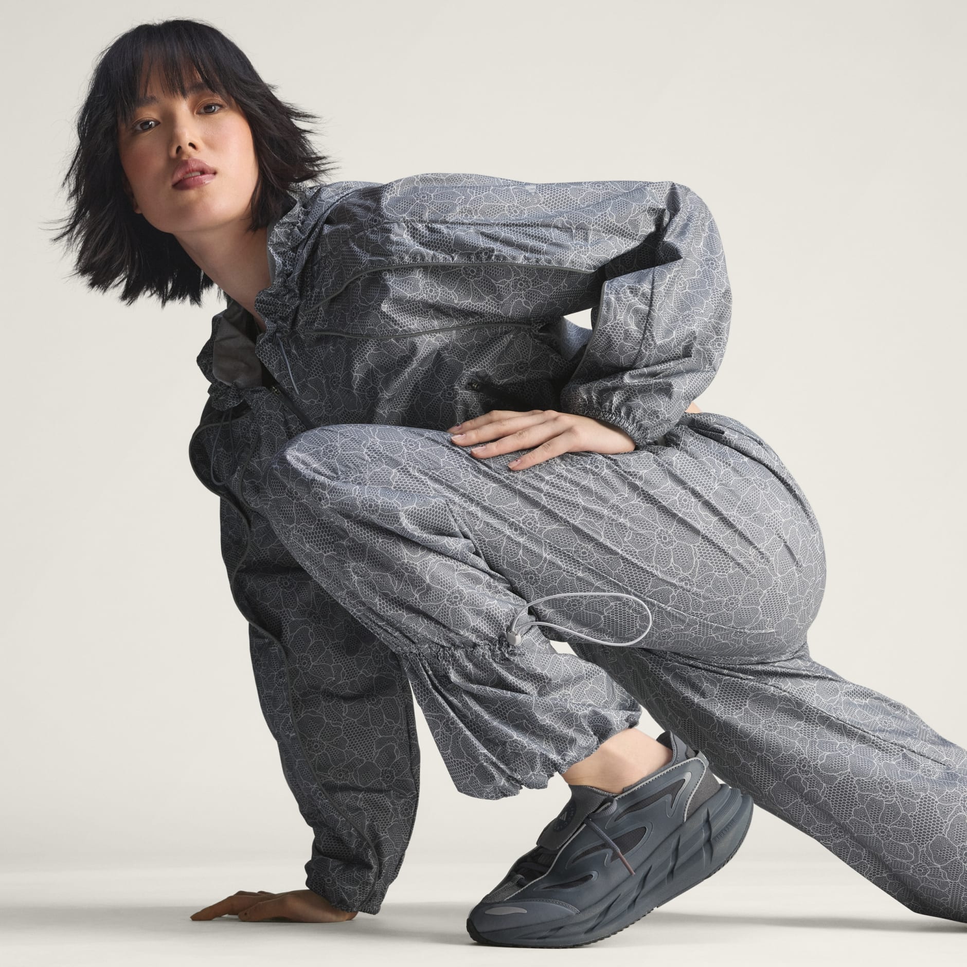 Pantaloni de trening adidas by Stella McCartney cu imprimeu