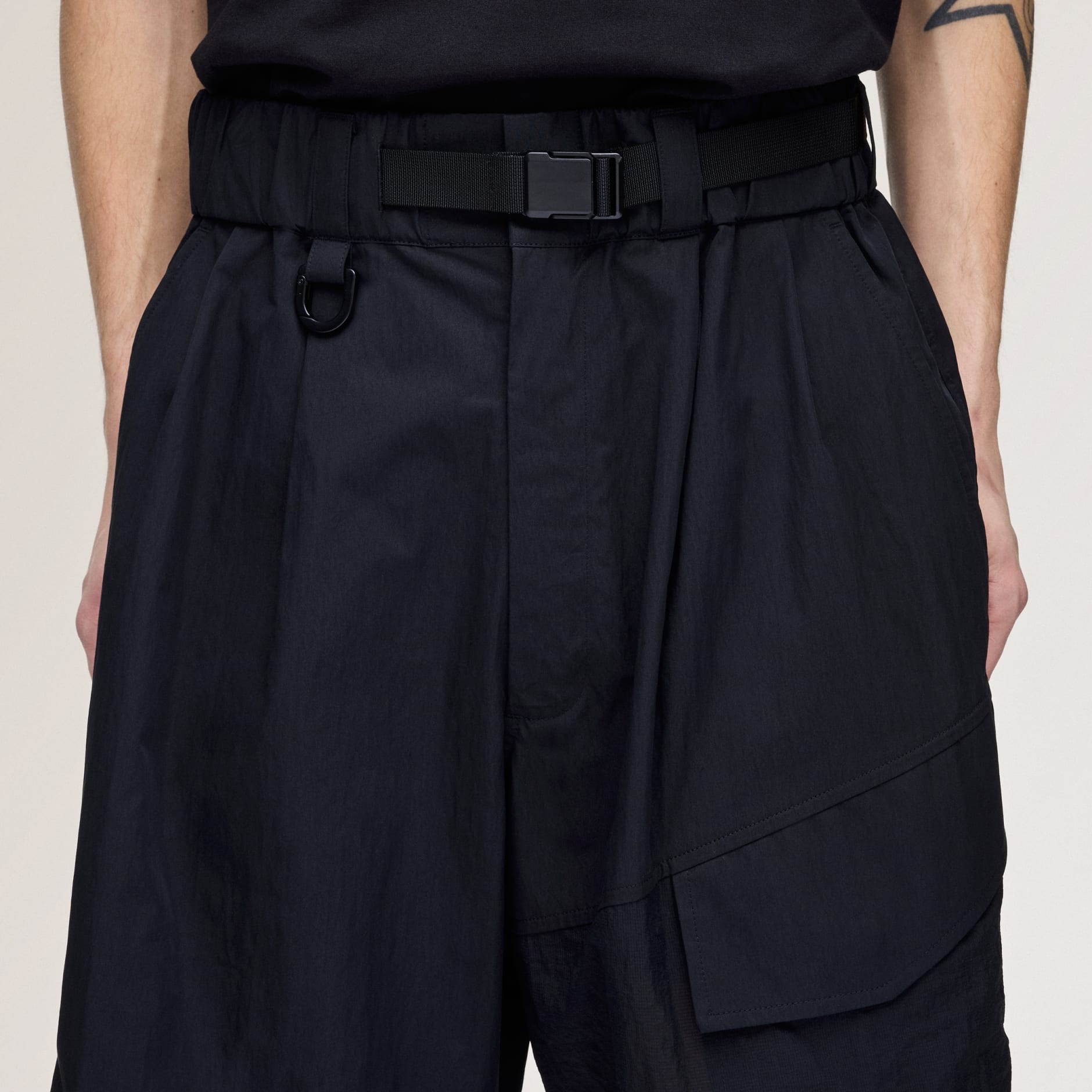 PANTALONI SCURȚI CU PICIOARE LATE Y-3 UT