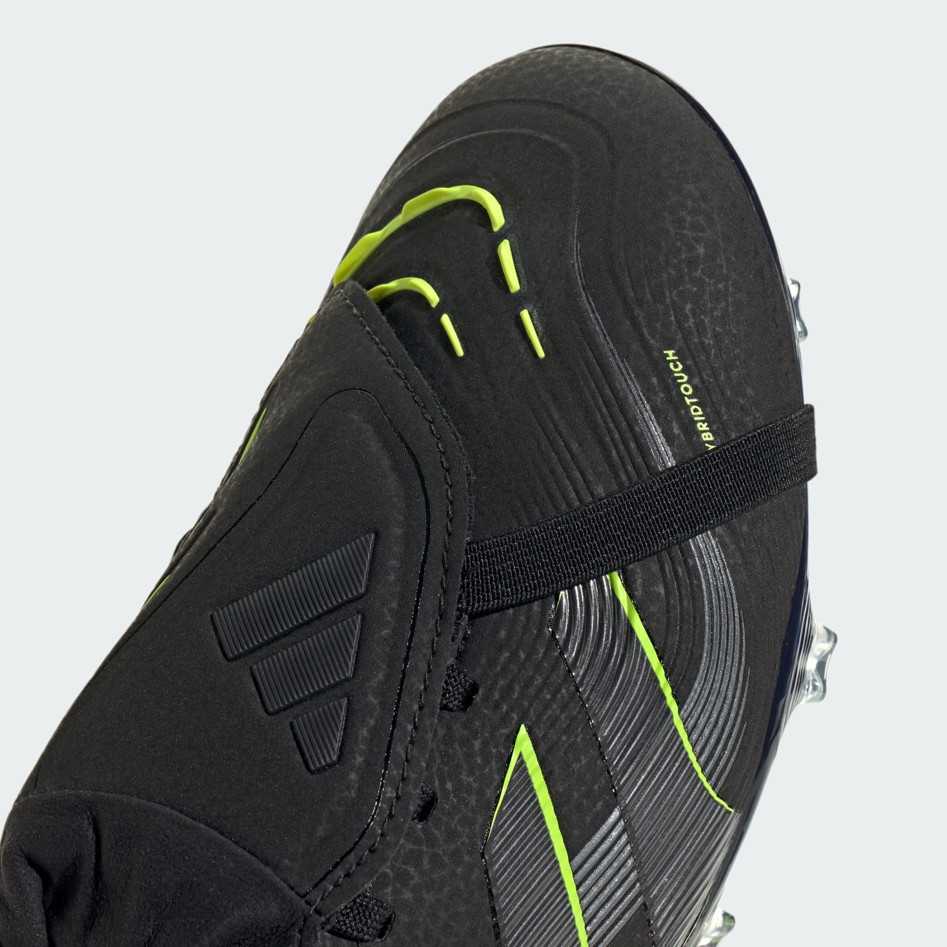 حذاء احترافي من تشكيلة Predator مزود بلسان قابل للطي ومناسب للأرضيات الصلبة