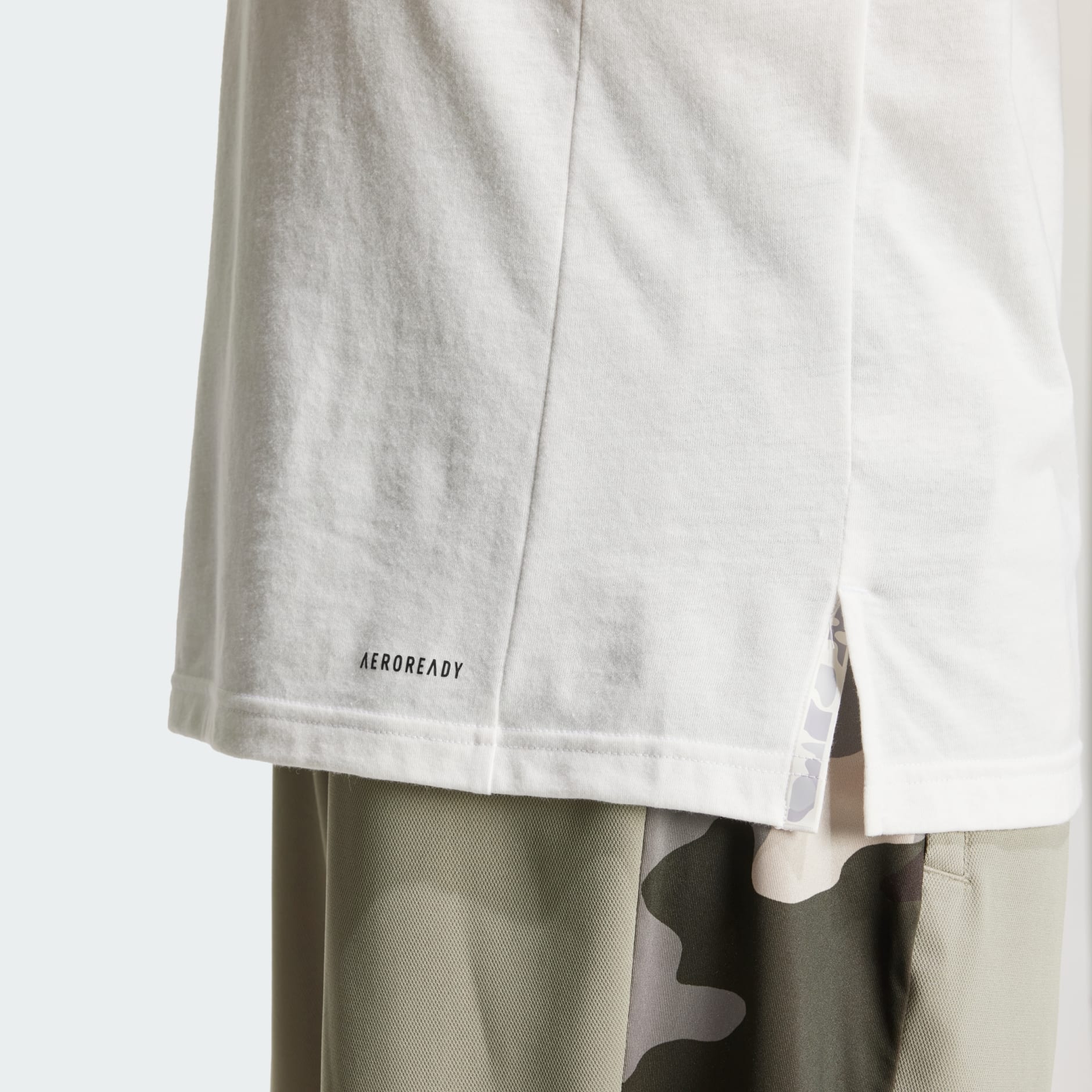 Camiseta Train Essentials Camo Graphic Logo