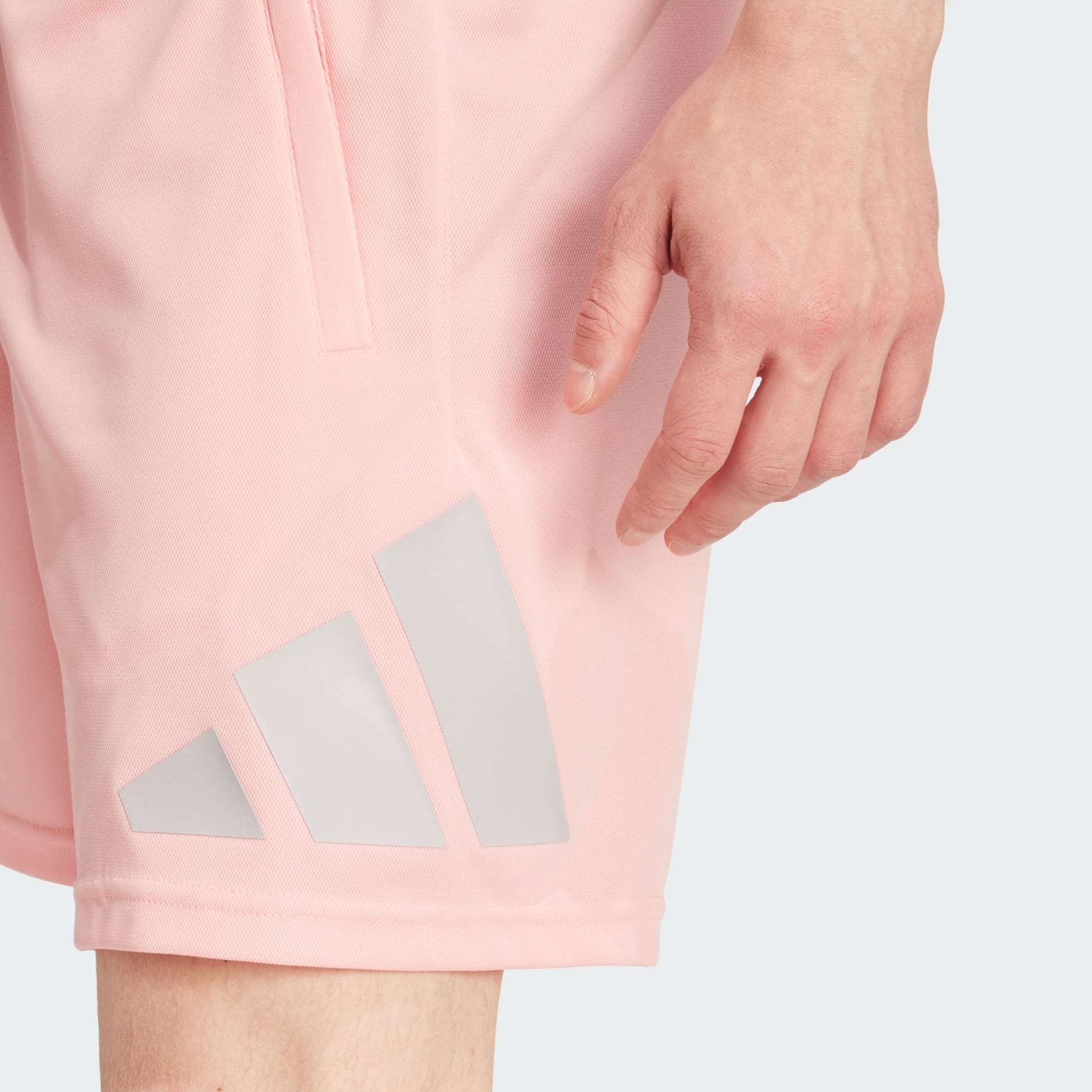 Shorts Train Essentials Logo