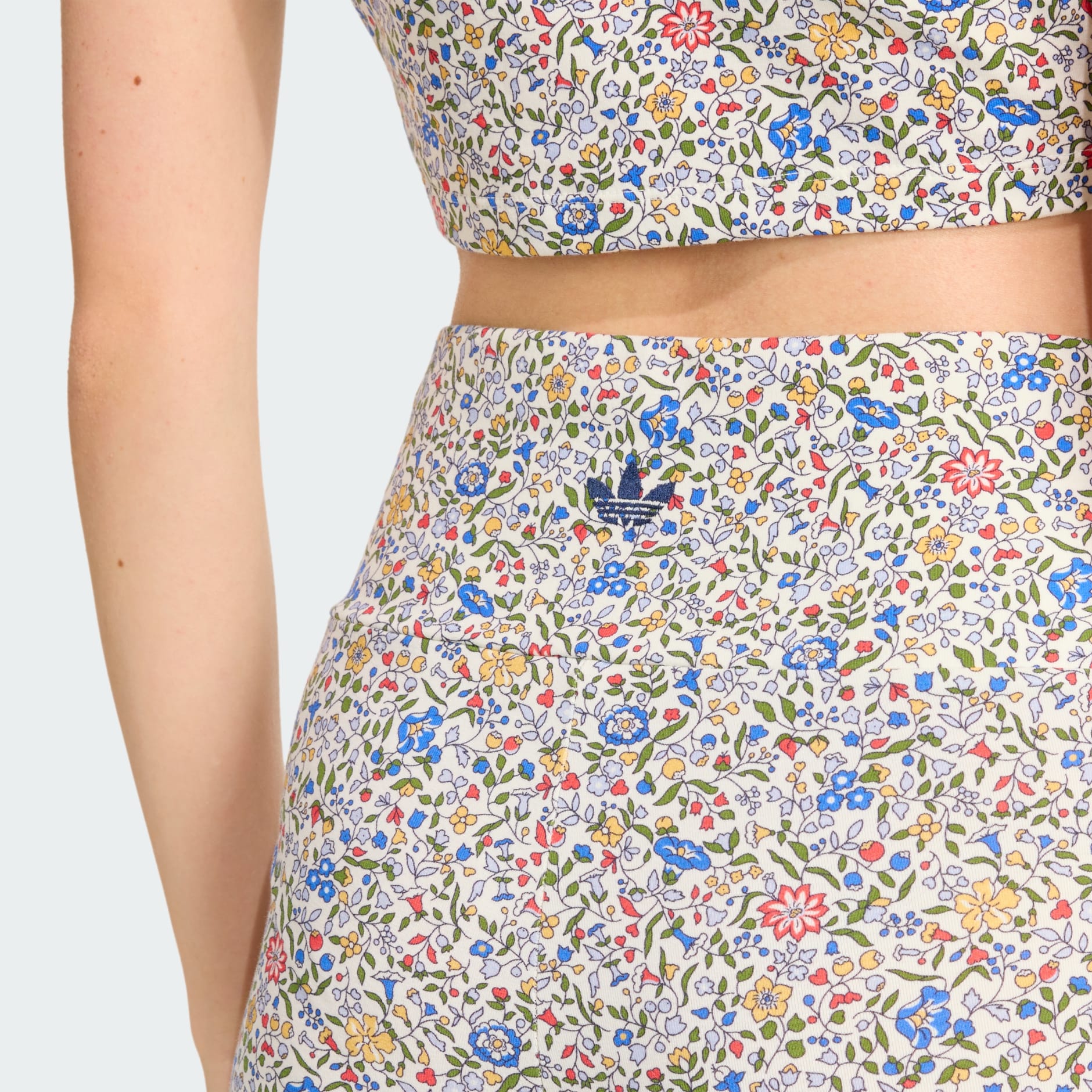 Pantaloni foarte scurți adidas Originals x Liberty London