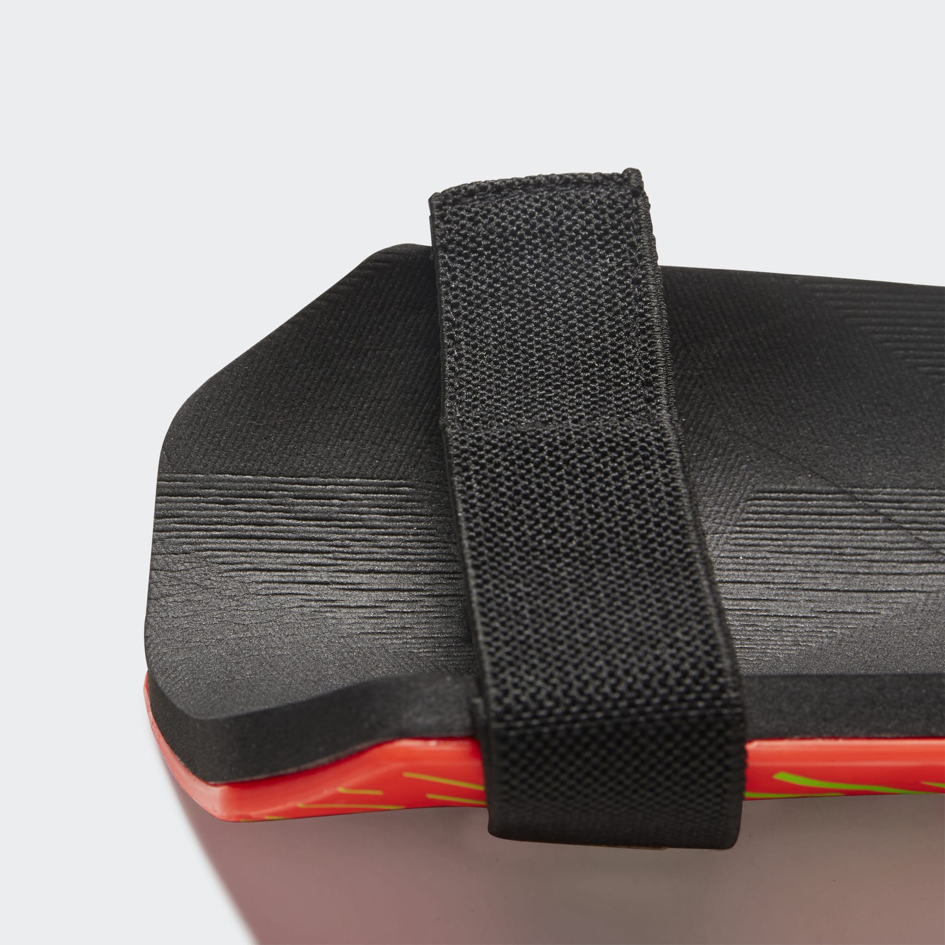 Canilleras de Entrenamiento Predator Edge