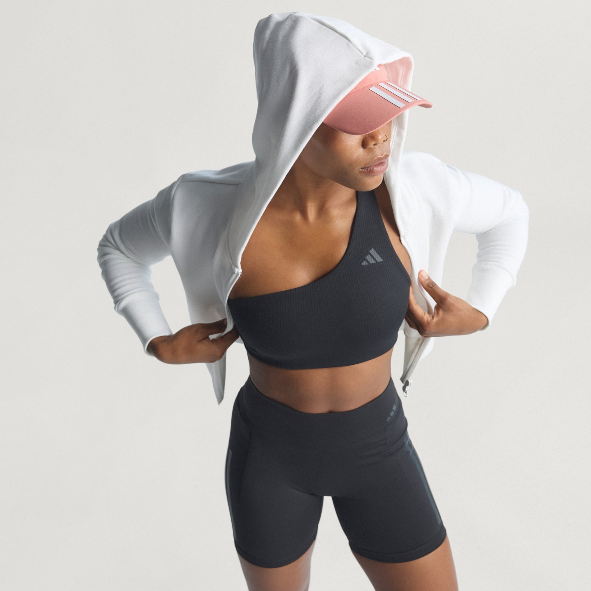 Sutien de antrenament Optime su striații, un umăr gol și susținere ușoară