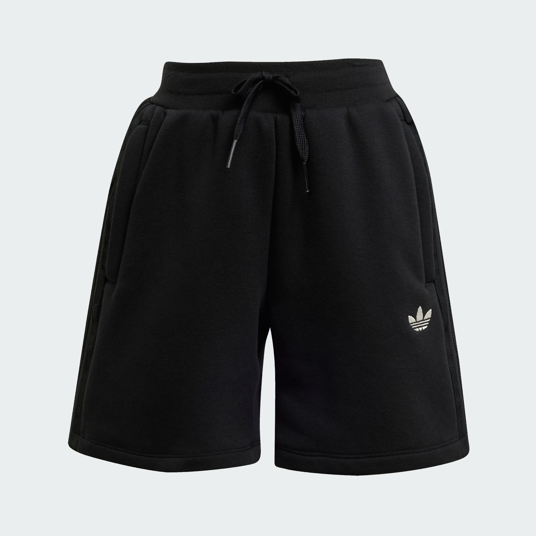 סט חולצת טי ומכנסיים קצרים