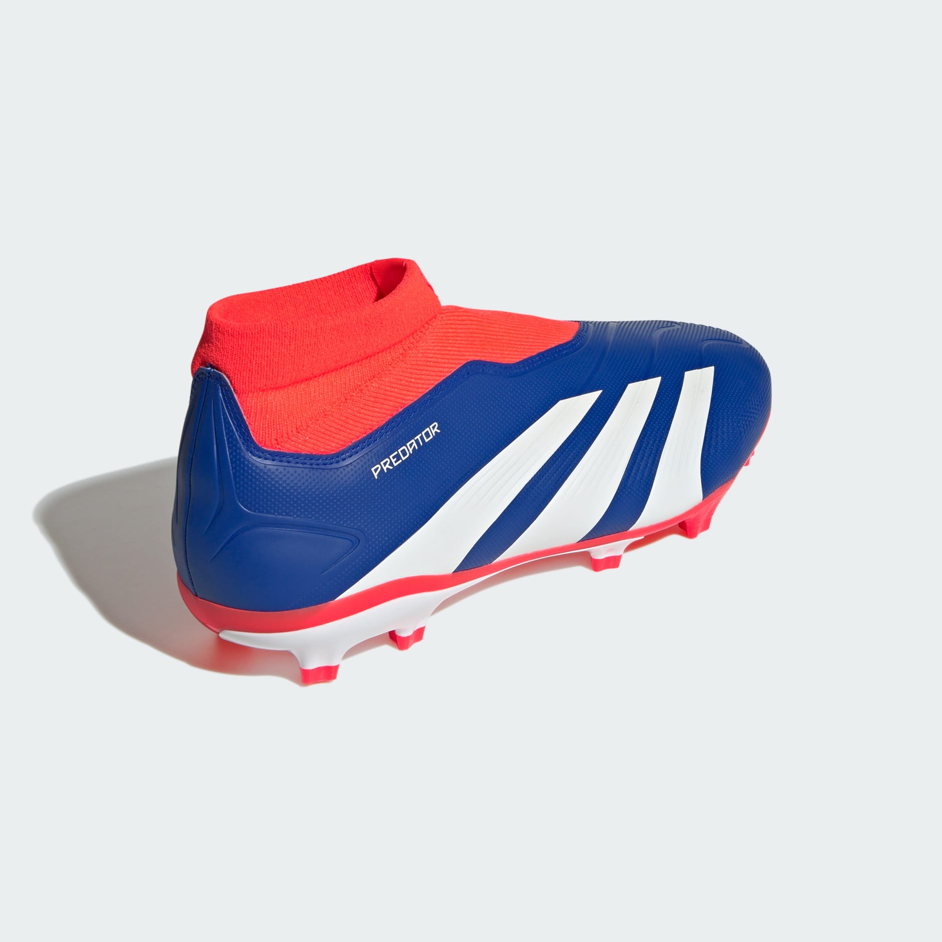 Ghete de fotbal Predator League fără șireturi pentru teren tare.