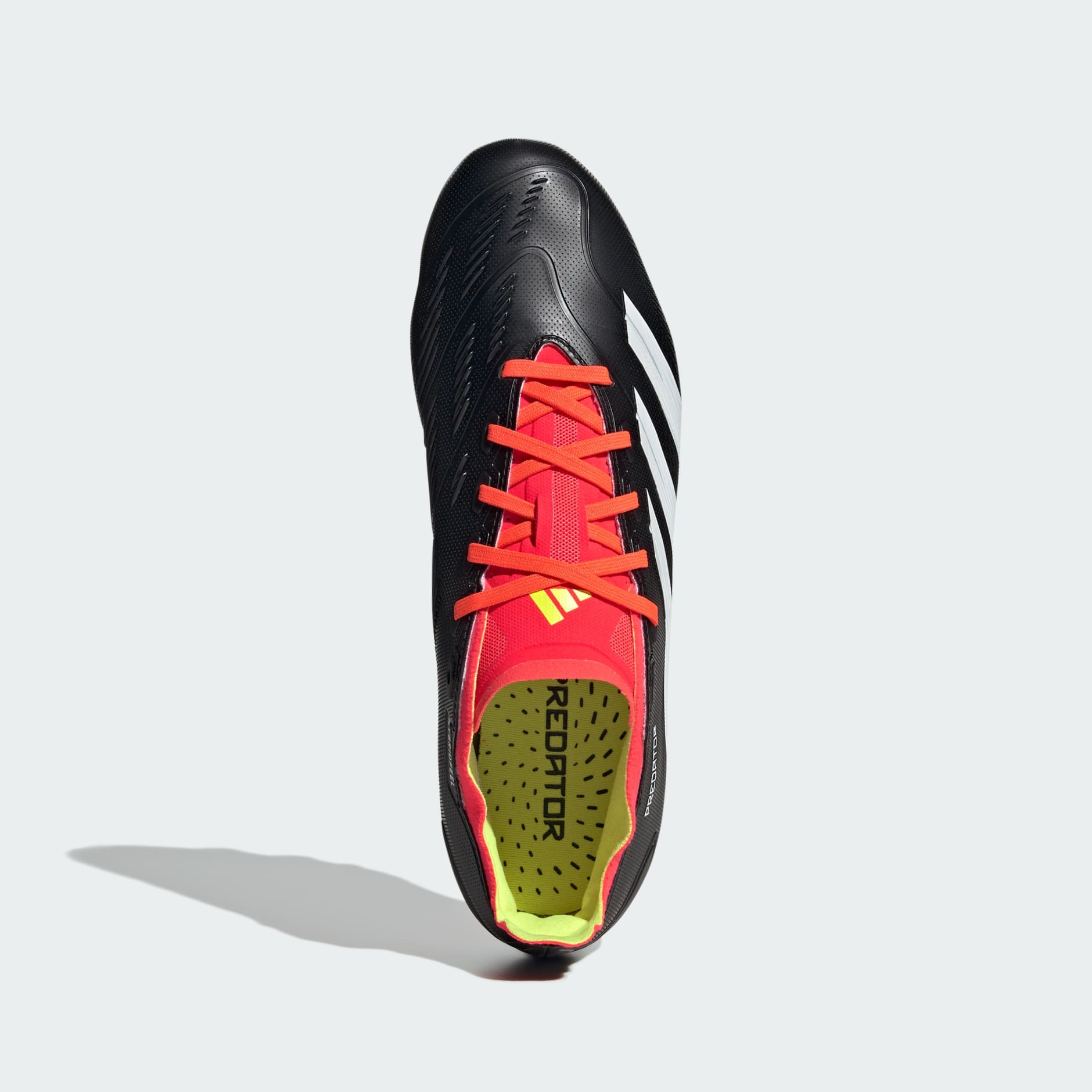 Ghete cu profil jos pentru diverse tipuri de teren Predator 24 League