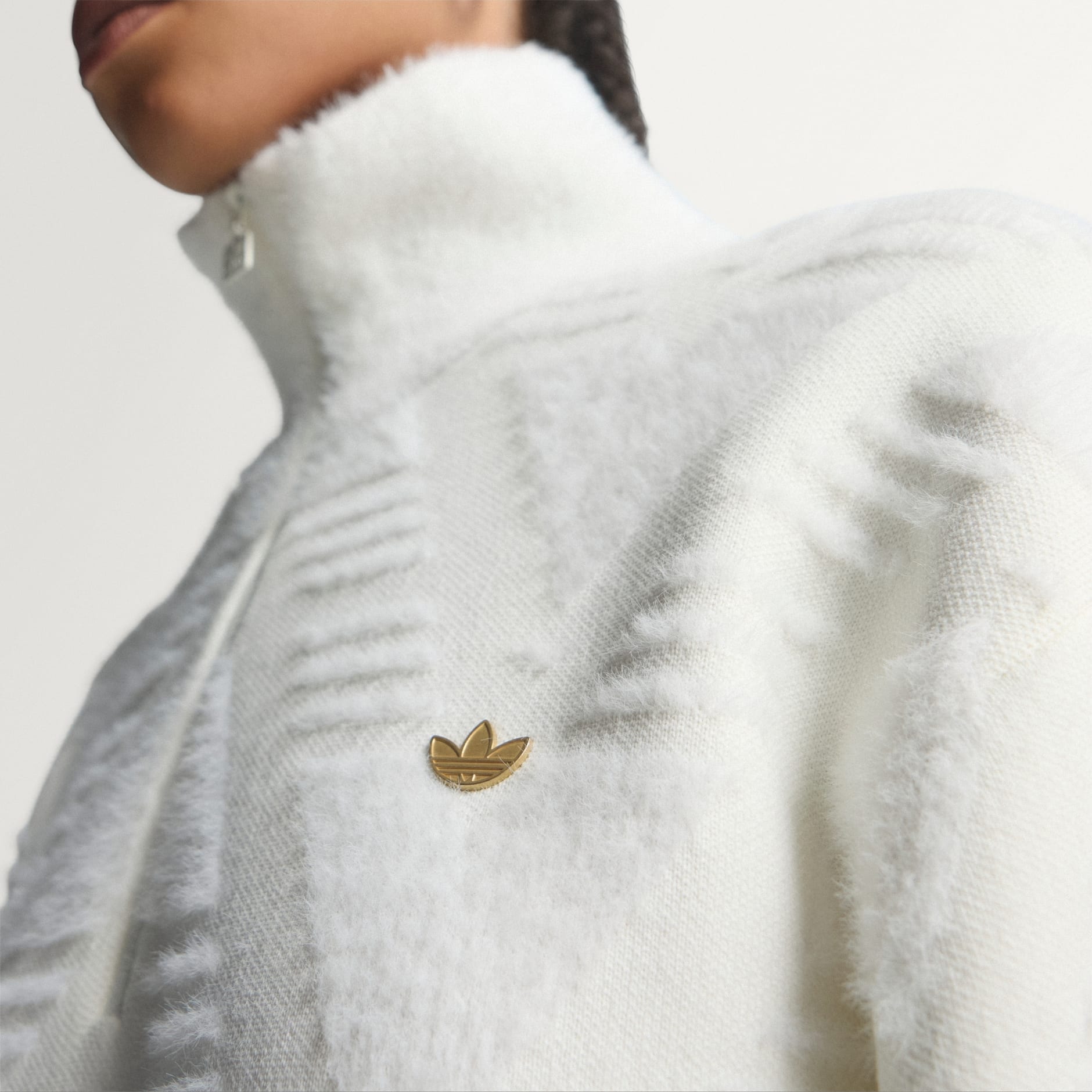 PULOVER TRICOTAT CU FERMOAR PE JUMĂTATE